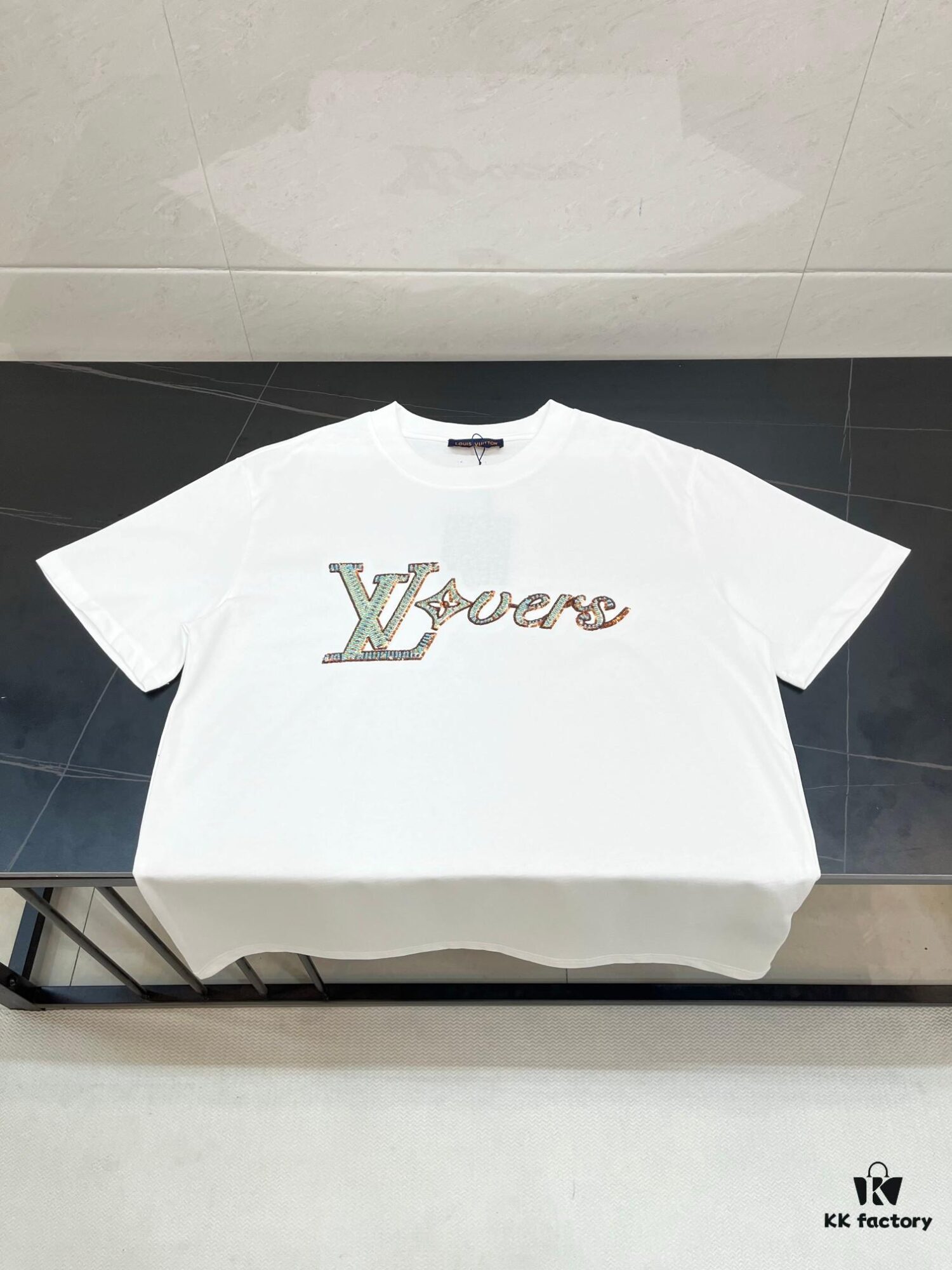 6930f5396e68136f4d9b3fb5 LOUIS VUITTON Hand-Embroidered Beaded Short-Sleeve T-Shirt Crafted from 280g Pure Cotton Double-Yarn Fabric with Delicate Beadwork Logo on Front, Adding Elegant and Textured Detail to Everyday Looks