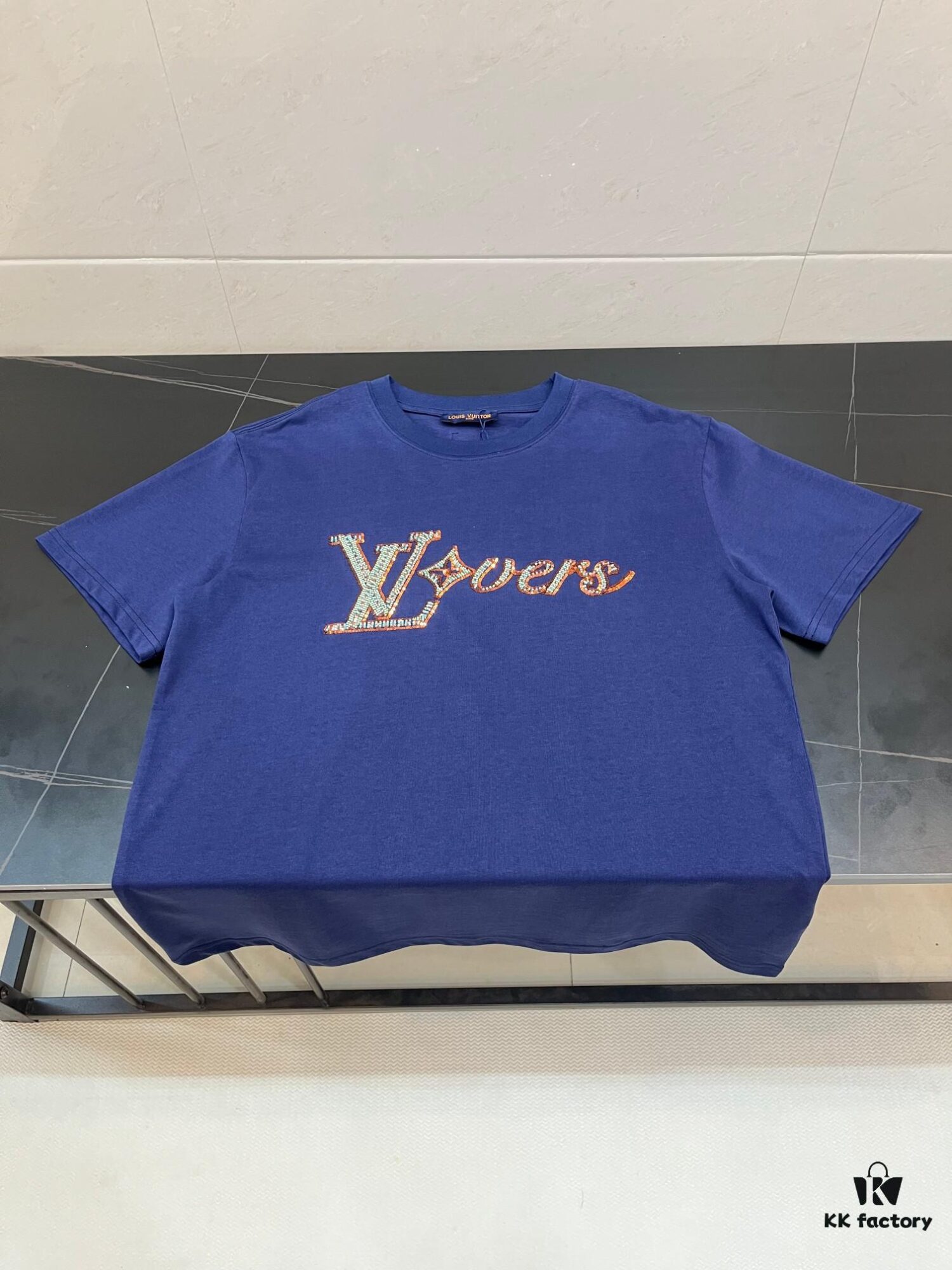 6930f53a6e68136f4d9b3fb7 LOUIS VUITTON Hand-Embroidered Beaded Short-Sleeve T-Shirt Crafted from 280g Pure Cotton Double-Yarn Fabric with Delicate Beadwork Logo on Front, Adding Elegant and Textured Detail to Everyday Looks
