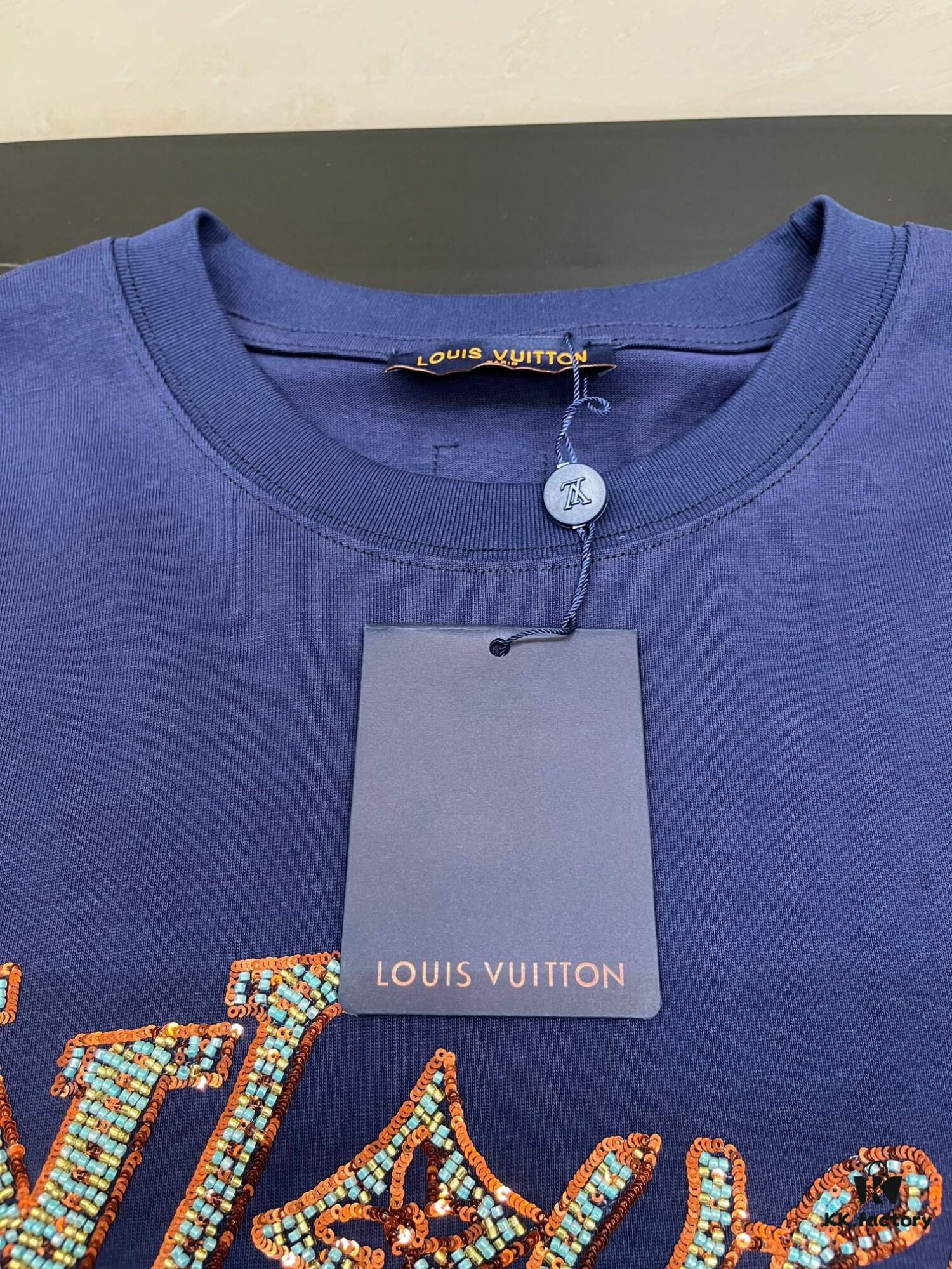 6930f53a6e68136f4d9b3fb9 LOUIS VUITTON Hand-Embroidered Beaded Short-Sleeve T-Shirt Crafted from 280g Pure Cotton Double-Yarn Fabric with Delicate Beadwork Logo on Front, Adding Elegant and Textured Detail to Everyday Looks