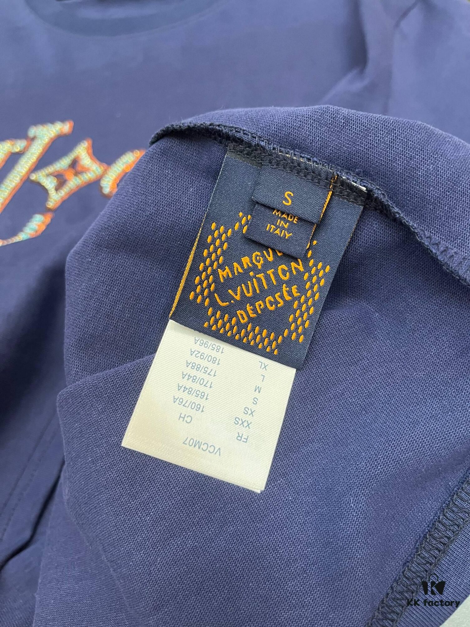 6930f53b6e68136f4d9b3fba LOUIS VUITTON Hand-Embroidered Beaded Short-Sleeve T-Shirt Crafted from 280g Pure Cotton Double-Yarn Fabric with Delicate Beadwork Logo on Front, Adding Elegant and Textured Detail to Everyday Looks