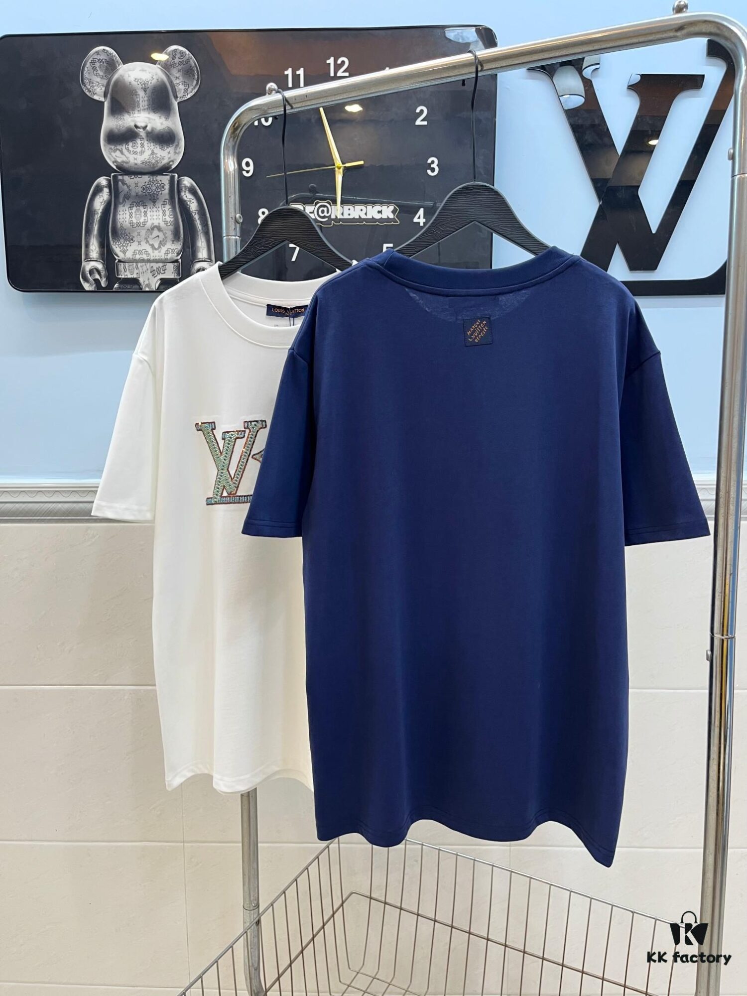 6930f53f6e68136f4d9b3fbd LOUIS VUITTON Hand-Embroidered Beaded Short-Sleeve T-Shirt Crafted from 280g Pure Cotton Double-Yarn Fabric with Delicate Beadwork Logo on Front, Adding Elegant and Textured Detail to Everyday Looks