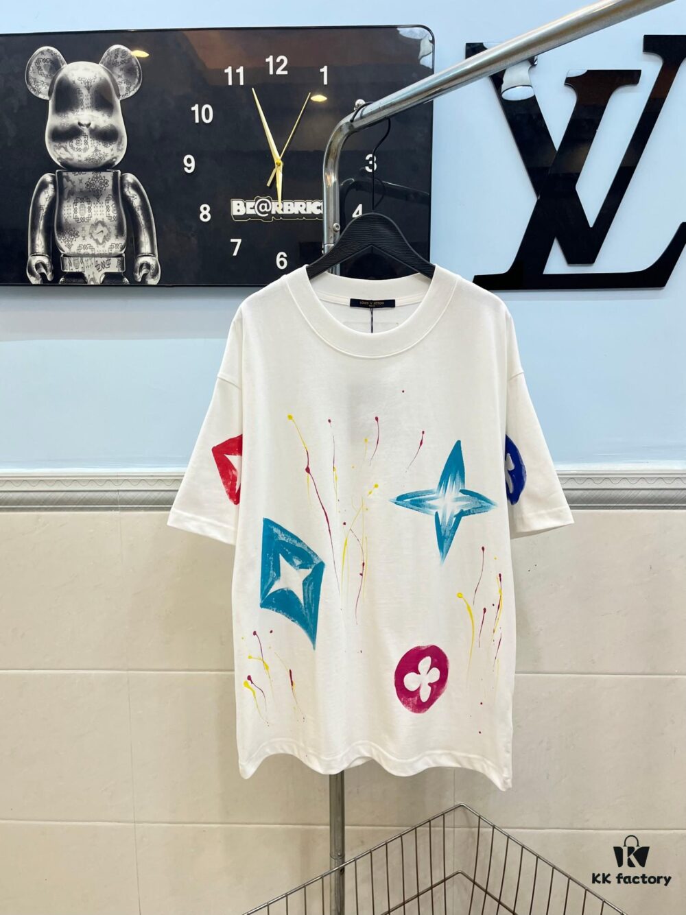 6930f55a6e68136f4d9b3fdd LOUIS VUITTON Louis Vuitton Hand-Painted Graffiti New Short Sleeve T-Shirt