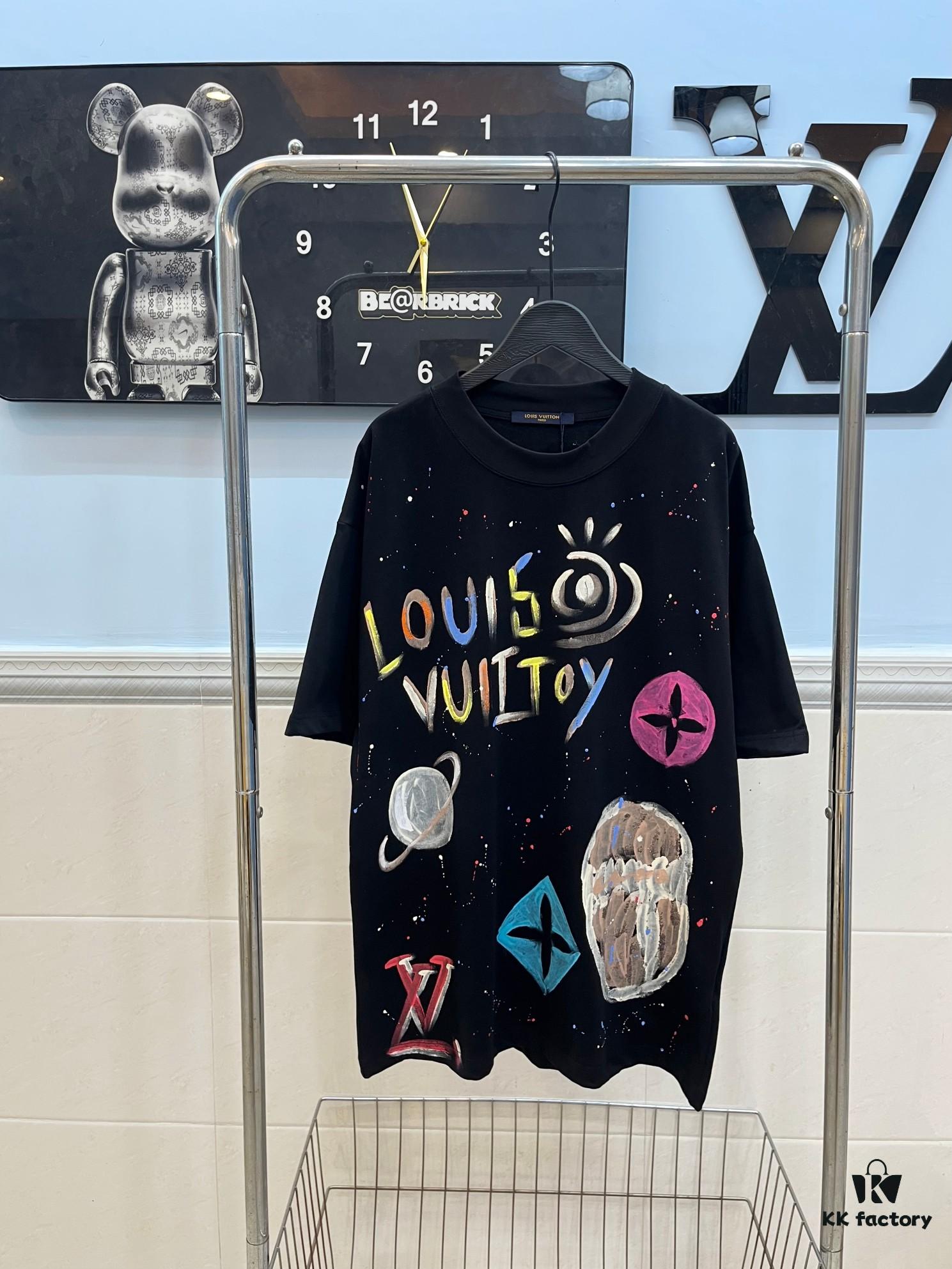 6930f5686e68136f4d9b3fe5 LOUIS VUITTON Louis Hand-painted Crow New Short Sleeve T-shirt, High Quality 280g Combed Cotton Double Yarn Fabric, Soft and Comfortable Wear, Front Hand-painted Crow Design with Special Craftsmanship for Trendy Style, Custom Dyed to Match Official Website, Full Triple Labels Included, Not Ordinary Market Version, Guaranteed Quality, Unisex Design