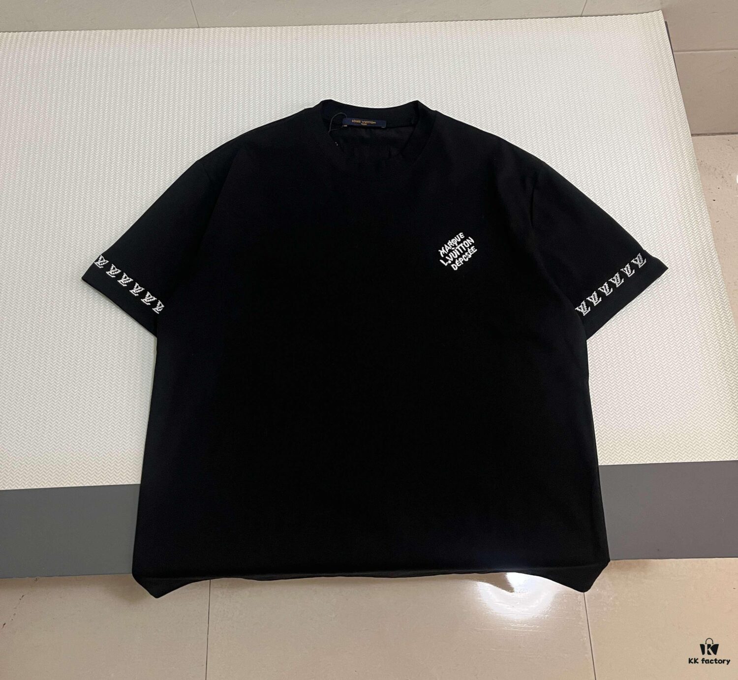 6930f5986e68136f4d9b400d LOUIS VUITTON Embroidered New Short Sleeve T-Shirt, High-Quality 280g Double Cotton Yarn Fabric with Smooth Nylon and Washed Cotton Feel, Premium Embroidery on Front and Sleeves, Fashionable Design with Special Craftsmanship, Custom Dyed and Matched to Official Website