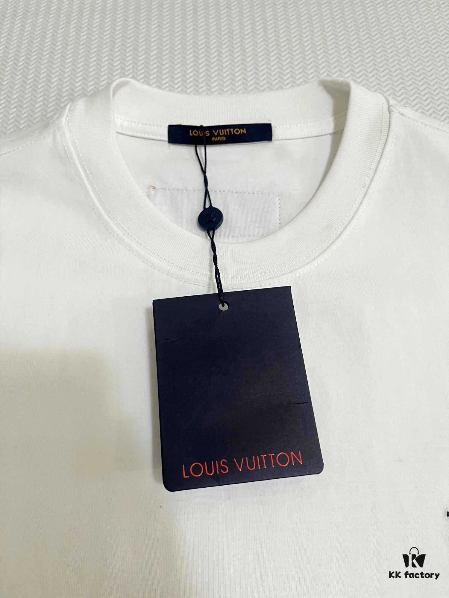 6930f59a6e68136f4d9b400f LOUIS VUITTON Embroidered New Short Sleeve T-Shirt, High-Quality 280g Double Cotton Yarn Fabric with Smooth Nylon and Washed Cotton Feel, Premium Embroidery on Front and Sleeves, Fashionable Design with Special Craftsmanship, Custom Dyed and Matched to Official Website