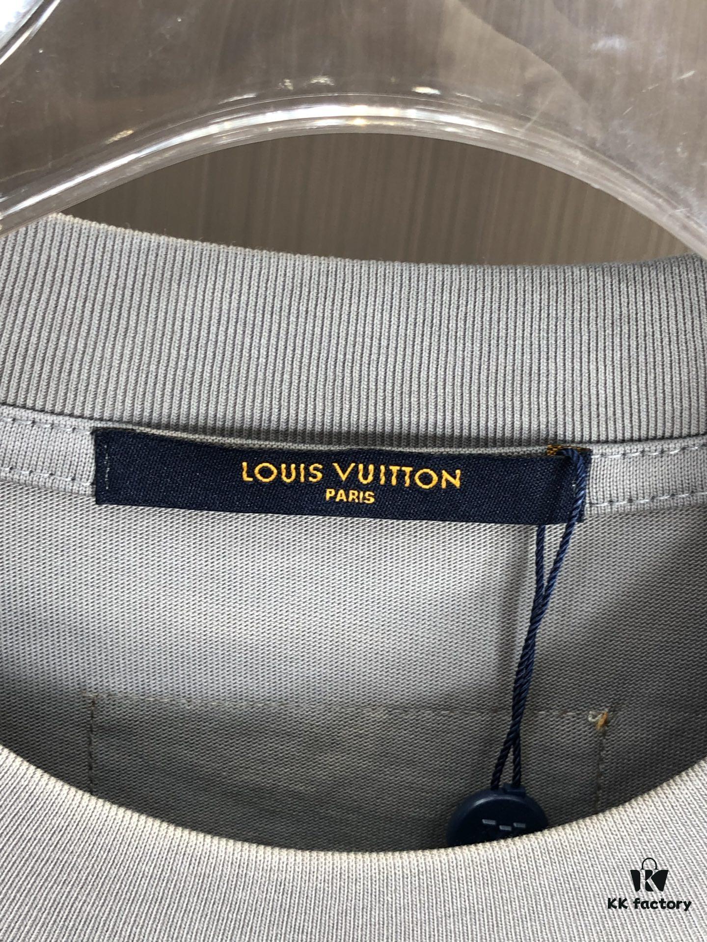 6930f5a26e68136f4d9b4016 LV Louis Vuitton 2025 Spring/Summer New Arrival Round Neck Short Sleeve T-Shirt with Front Embroidery and Back Chain Stitch Design, Made from 320g Double-Layer Combed Cotton Fabric, Slightly Loose Fit, Soft and Substantial Fabric Texture, Unisex Style