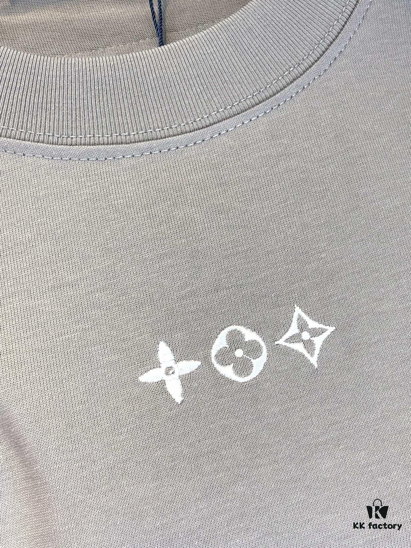 6930f5a46e68136f4d9b401a LV Louis Vuitton 2025 Spring/Summer New Arrival Round Neck Short Sleeve T-Shirt with Front Embroidery and Back Chain Stitch Design, Made from 320g Double-Layer Combed Cotton Fabric, Slightly Loose Fit, Soft and Substantial Fabric Texture, Unisex Style