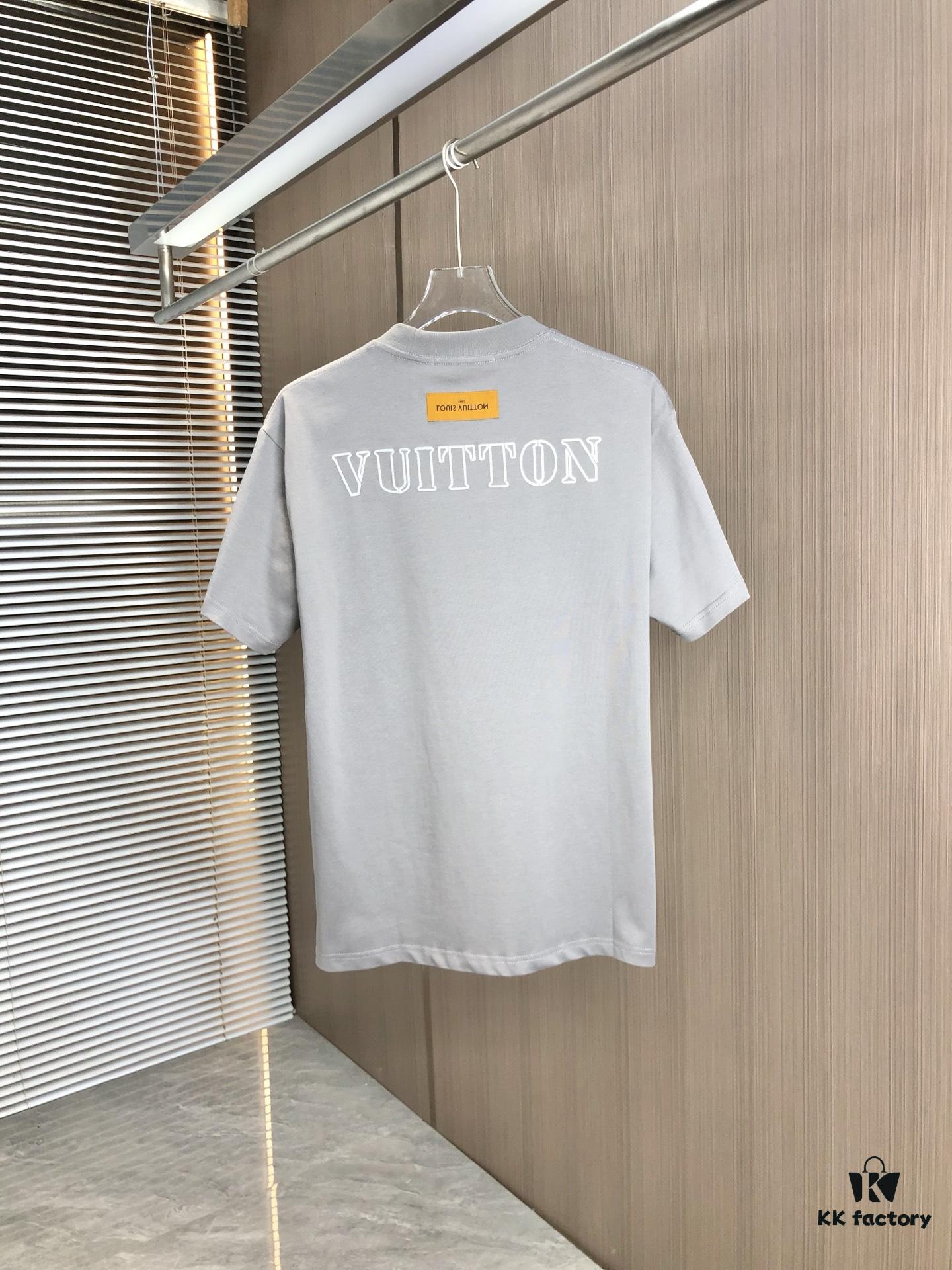 6930f5a46e68136f4d9b401b LV Louis Vuitton 2025 Spring/Summer New Arrival Round Neck Short Sleeve T-Shirt with Front Embroidery and Back Chain Stitch Design, Made from 320g Double-Layer Combed Cotton Fabric, Slightly Loose Fit, Soft and Substantial Fabric Texture, Unisex Style