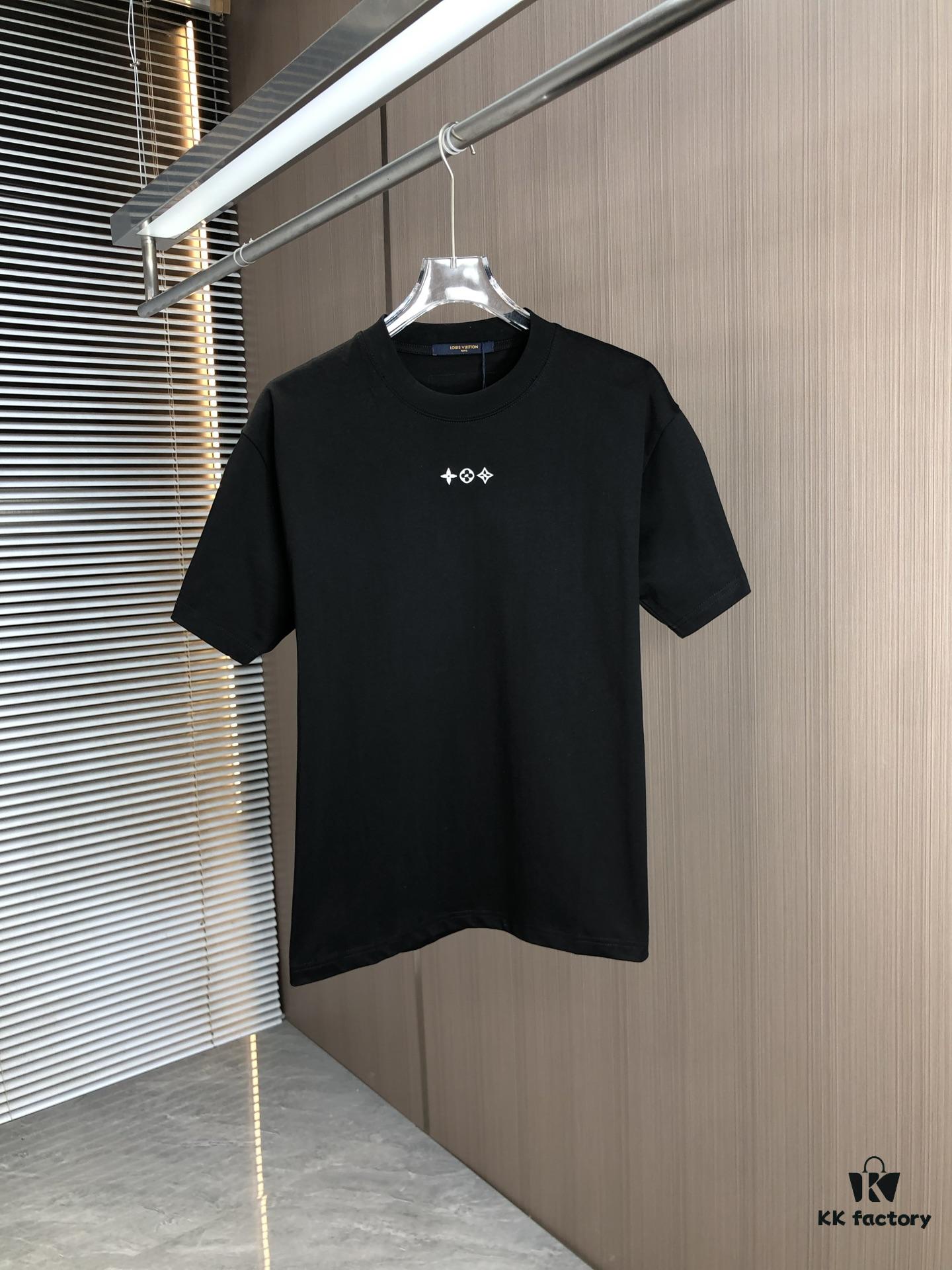 6930f5a76e68136f4d9b401d LV Louis Vuitton 2025 Spring/Summer New Arrival Round Neck Short Sleeve T-Shirt with Front Embroidery and Back Chain Stitch Design, Made from 320g Double-Layer Combed Cotton Fabric, Slightly Loose Fit, Soft and Substantial Fabric Texture, Unisex Style