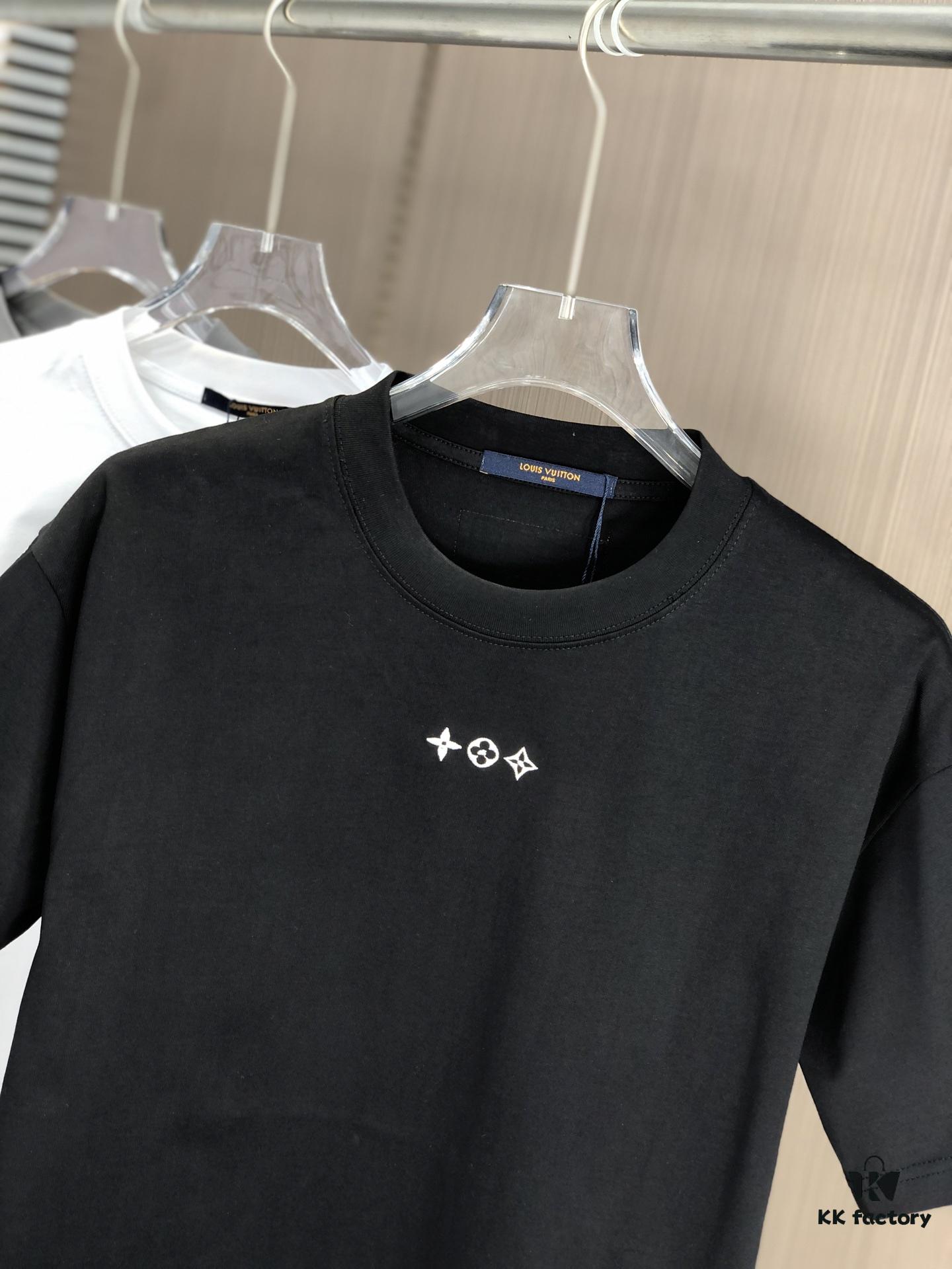 6930f5a86e68136f4d9b401e LV Louis Vuitton 2025 Spring/Summer New Arrival Round Neck Short Sleeve T-Shirt with Front Embroidery and Back Chain Stitch Design, Made from 320g Double-Layer Combed Cotton Fabric, Slightly Loose Fit, Soft and Substantial Fabric Texture, Unisex Style