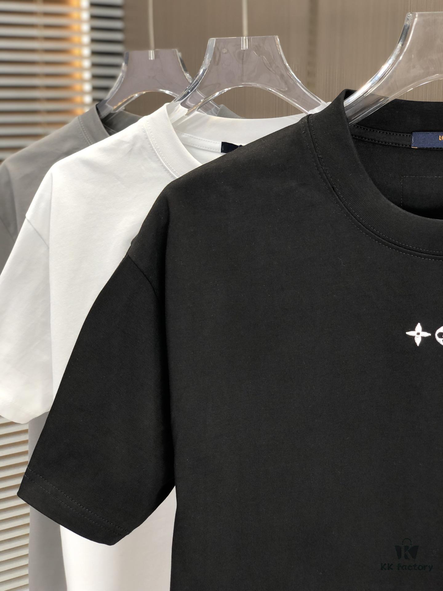 6930f5a96e68136f4d9b401f LV Louis Vuitton 2025 Spring/Summer New Arrival Round Neck Short Sleeve T-Shirt with Front Embroidery and Back Chain Stitch Design, Made from 320g Double-Layer Combed Cotton Fabric, Slightly Loose Fit, Soft and Substantial Fabric Texture, Unisex Style