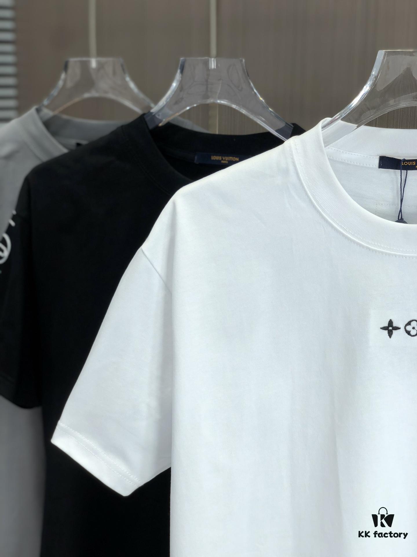6930f5b06e68136f4d9b4028 LV Louis Vuitton 2025 Spring-Summer New Arrival Round Neck Short Sleeve T-Shirt with Front Embroidery and Back Chain Stitching, Made from 320g Double-Combed Cotton Fabric, Slightly Loose Fit, Soft and Substantial Texture, Unisex Design