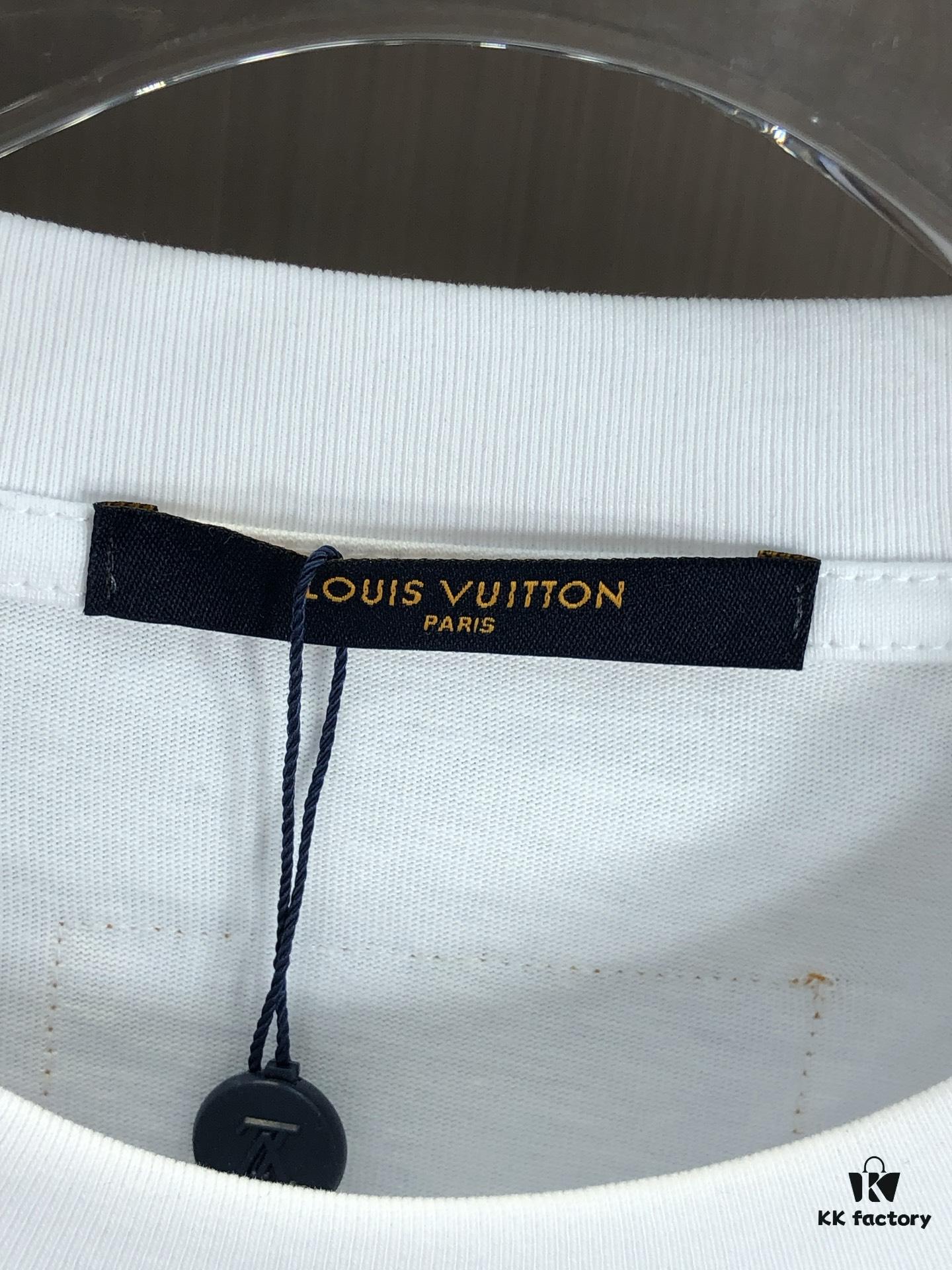 6930f5b36e68136f4d9b402b LV Louis Vuitton 2025 Spring-Summer New Arrival Round Neck Short Sleeve T-Shirt with Front Embroidery and Back Chain Stitching, Made from 320g Double-Combed Cotton Fabric, Slightly Loose Fit, Soft and Substantial Texture, Unisex Design