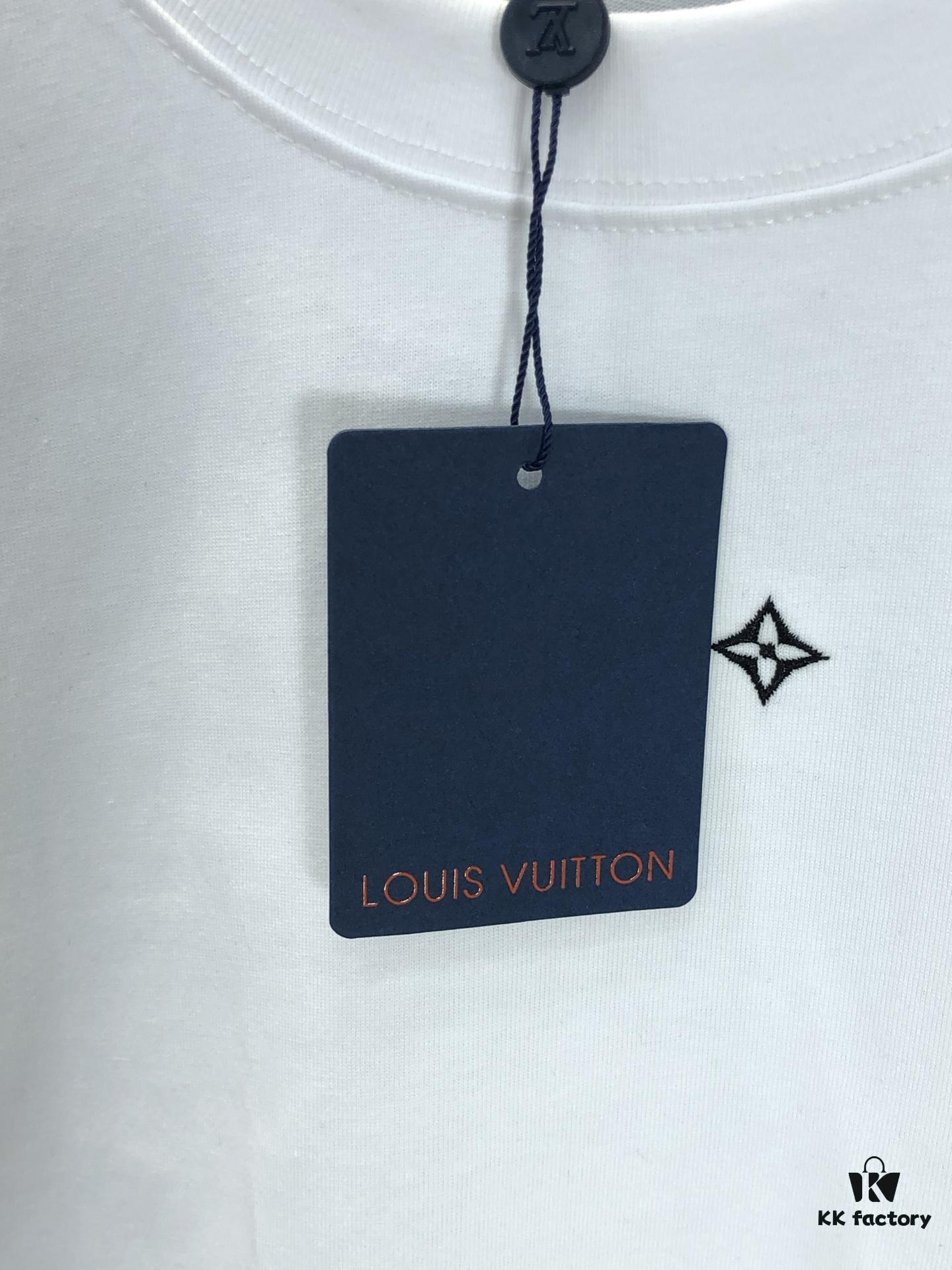 6930f5b36e68136f4d9b402c LV Louis Vuitton 2025 Spring-Summer New Arrival Round Neck Short Sleeve T-Shirt with Front Embroidery and Back Chain Stitching, Made from 320g Double-Combed Cotton Fabric, Slightly Loose Fit, Soft and Substantial Texture, Unisex Design