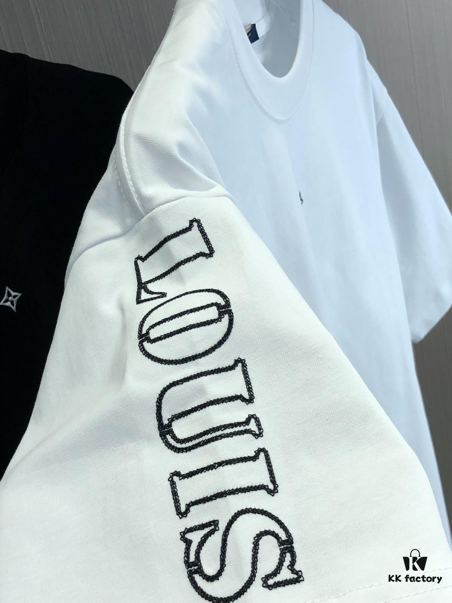 6930f5b56e68136f4d9b402d LV Louis Vuitton 2025 Spring-Summer New Arrival Round Neck Short Sleeve T-Shirt with Front Embroidery and Back Chain Stitching, Made from 320g Double-Combed Cotton Fabric, Slightly Loose Fit, Soft and Substantial Texture, Unisex Design