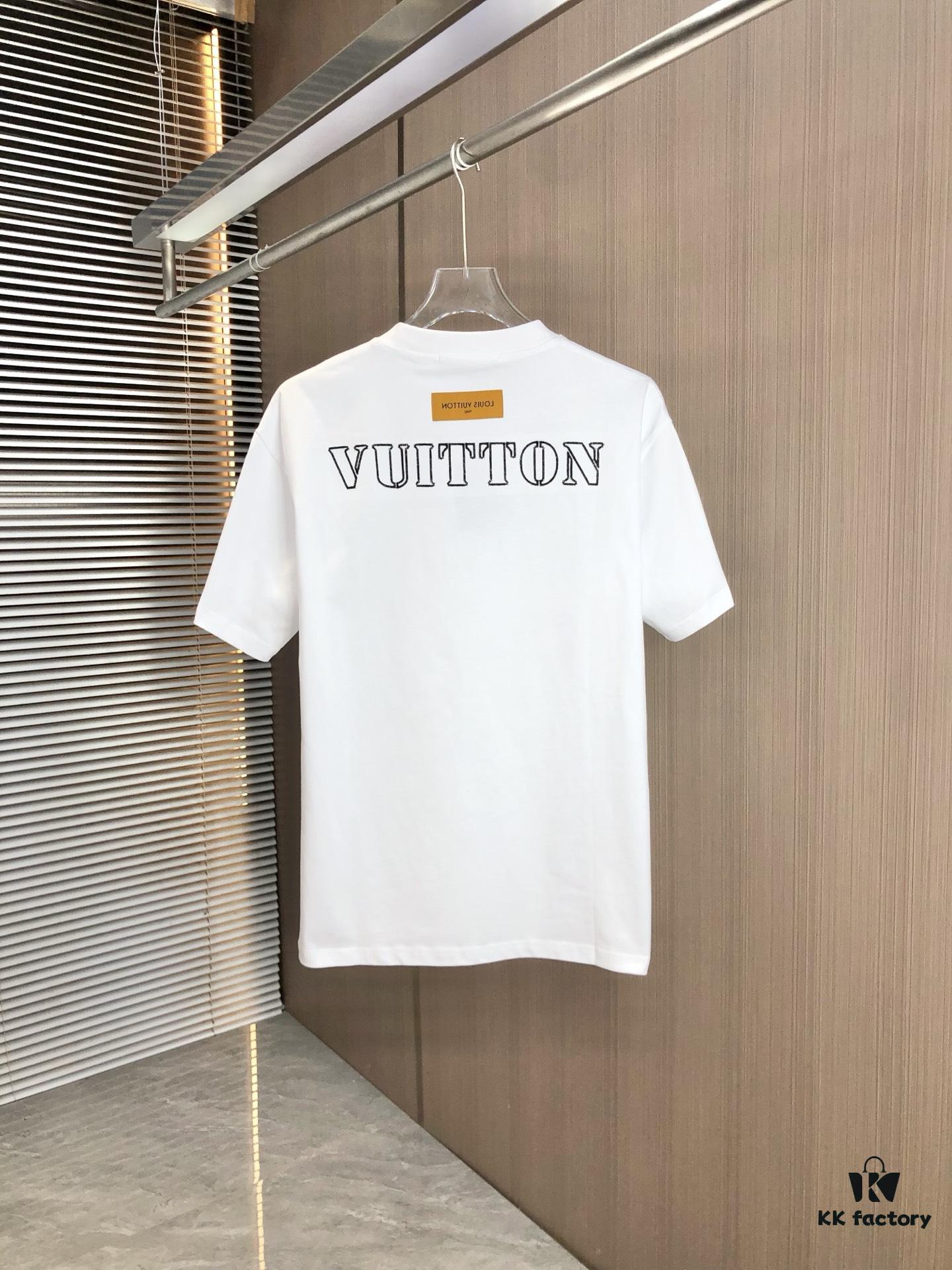 6930f5b56e68136f4d9b402e LV Louis Vuitton 2025 Spring-Summer New Arrival Round Neck Short Sleeve T-Shirt with Front Embroidery and Back Chain Stitching, Made from 320g Double-Combed Cotton Fabric, Slightly Loose Fit, Soft and Substantial Texture, Unisex Design