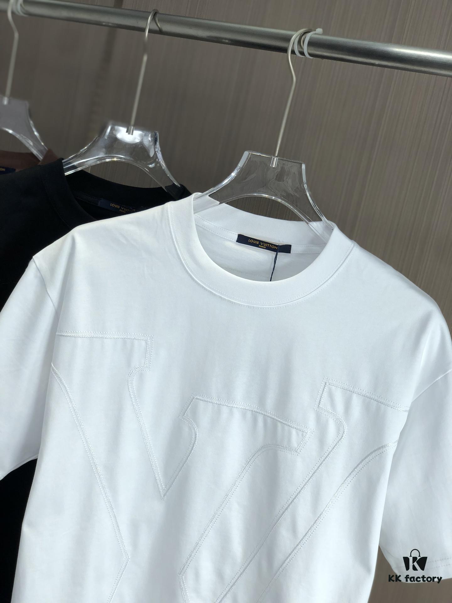 6930f5e66e68136f4d9b405c LV Louis Vuitton 2025 Spring/Summer New Arrival Round Neck Short Sleeve T-Shirt with Chain and Single Needle Embroidery, Premium 320g Double-Combed Cotton Fabric, Slightly Loose Unisex Fit