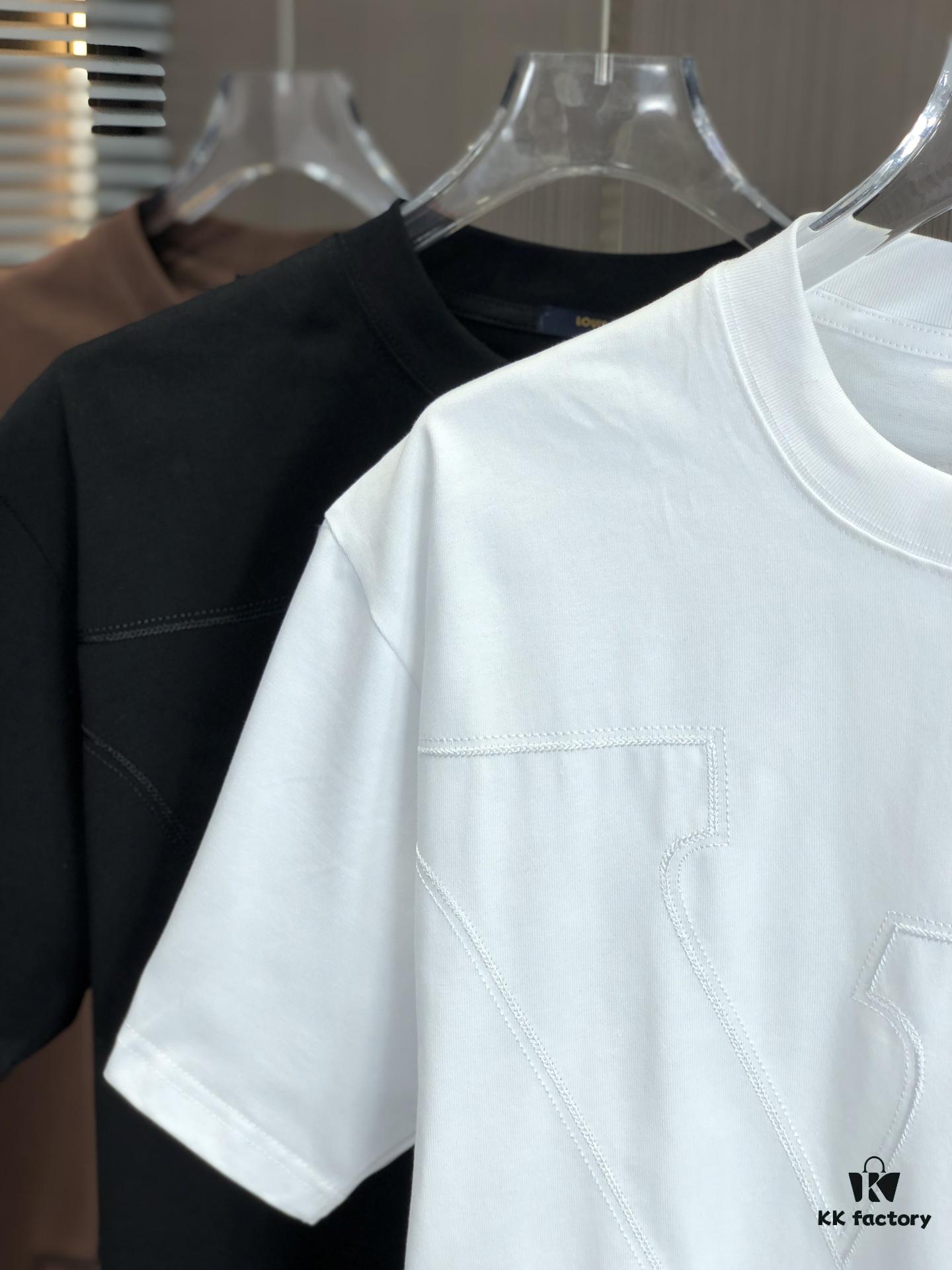 6930f5e86e68136f4d9b405d LV Louis Vuitton 2025 Spring/Summer New Arrival Round Neck Short Sleeve T-Shirt with Chain and Single Needle Embroidery, Premium 320g Double-Combed Cotton Fabric, Slightly Loose Unisex Fit