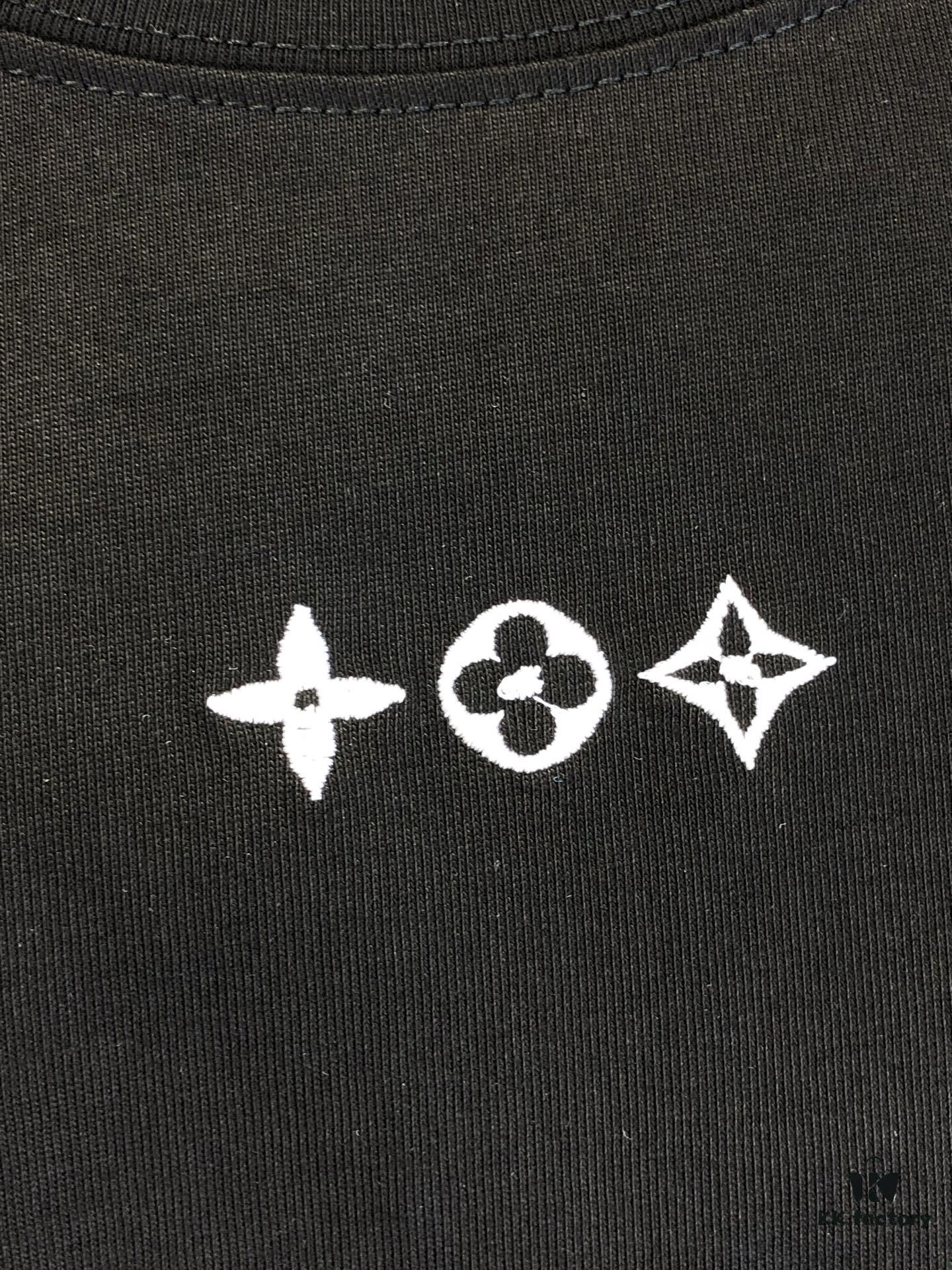 6930f5ef6e68136f4d9b4063 LV Louis Vuitton 2025 Spring/Summer New Arrival Round Neck Short Sleeve T-Shirt with Front Embroidery and Back Chain Stitch Design, Made from 320g Double-Layer Combed Cotton Fabric, Slightly Loose Fit, Soft and Substantial Fabric Texture, Unisex Style