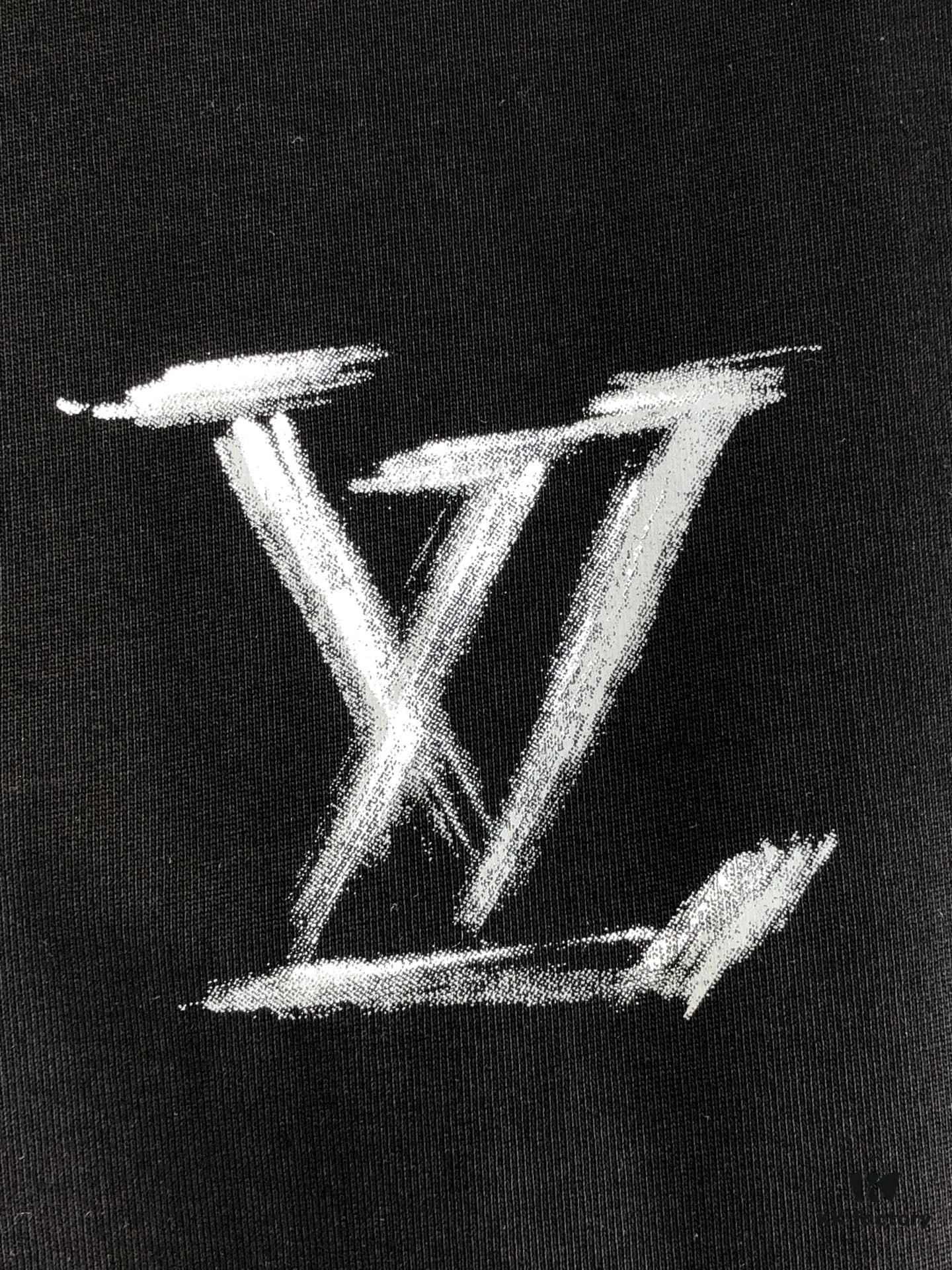 6930f5f86e68136f4d9b406c LV Louis Vuitton 2025 Spring/Summer New Arrival Round Neck Short Sleeve T-Shirt with Hand-Painted Print, Made from 320g Double-Combed Cotton Fabric, Slightly Loose Fit, Soft and Substantial Fabric Texture, Unisex Design