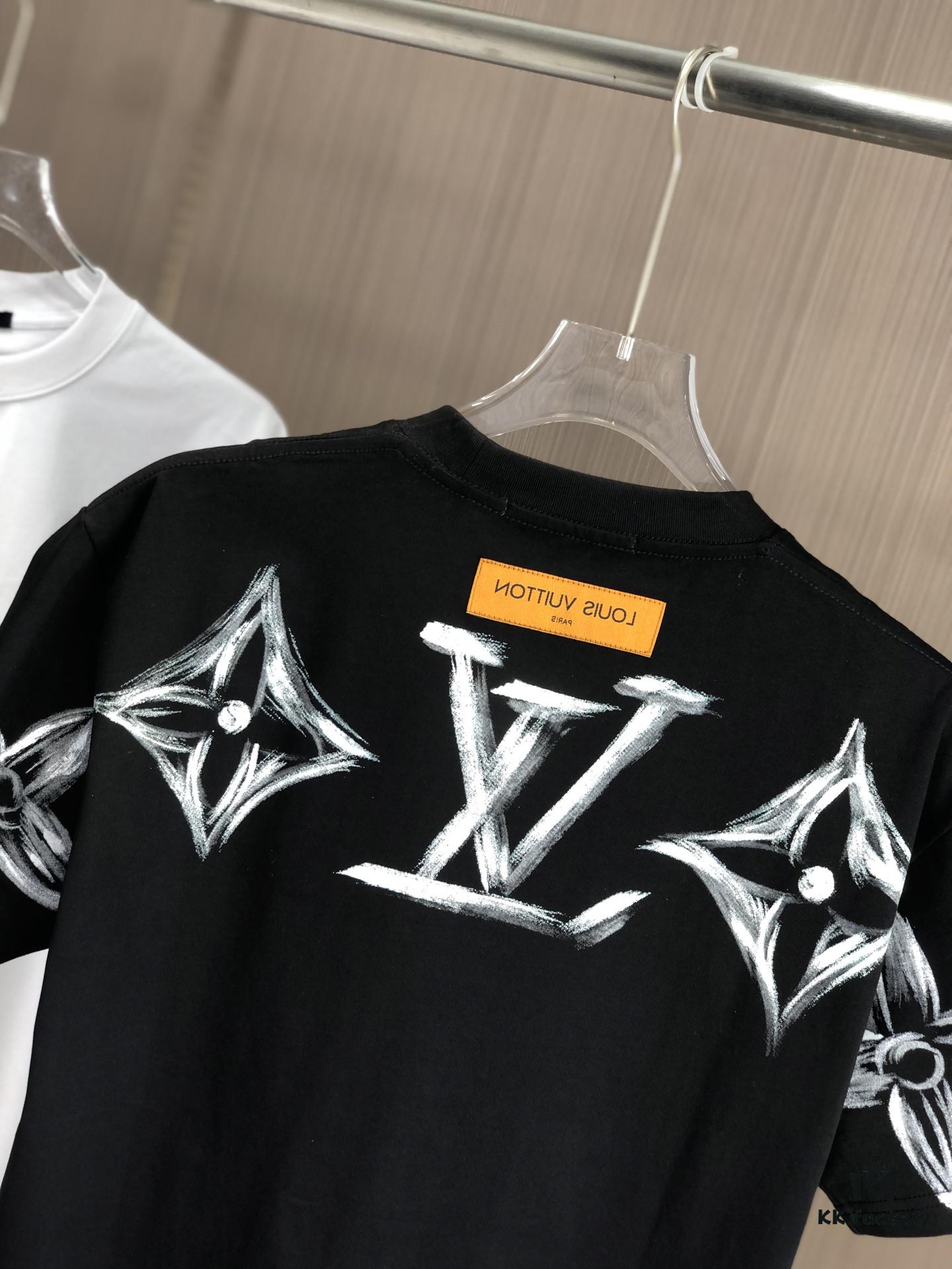 6930f5f96e68136f4d9b406d LV Louis Vuitton 2025 Spring/Summer New Arrival Round Neck Short Sleeve T-Shirt with Hand-Painted Print, Made from 320g Double-Combed Cotton Fabric, Slightly Loose Fit, Soft and Substantial Fabric Texture, Unisex Design