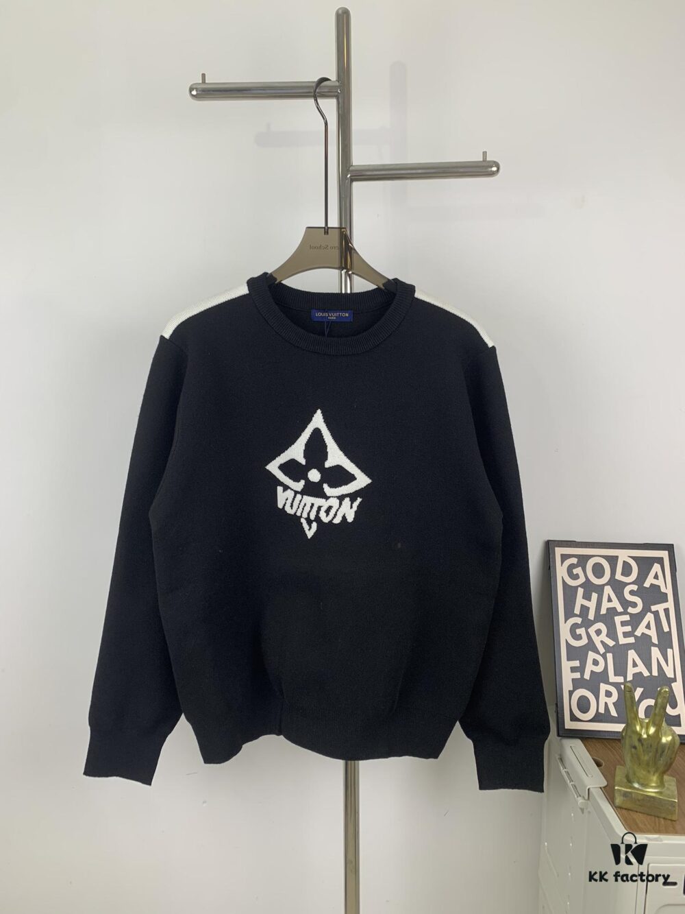 6930f6d66e68136f4d9b415f New Louis Vuitton LV Panda Color-Block Three-Leaf Grass Script Unisex Casual Round-Neck Sweater