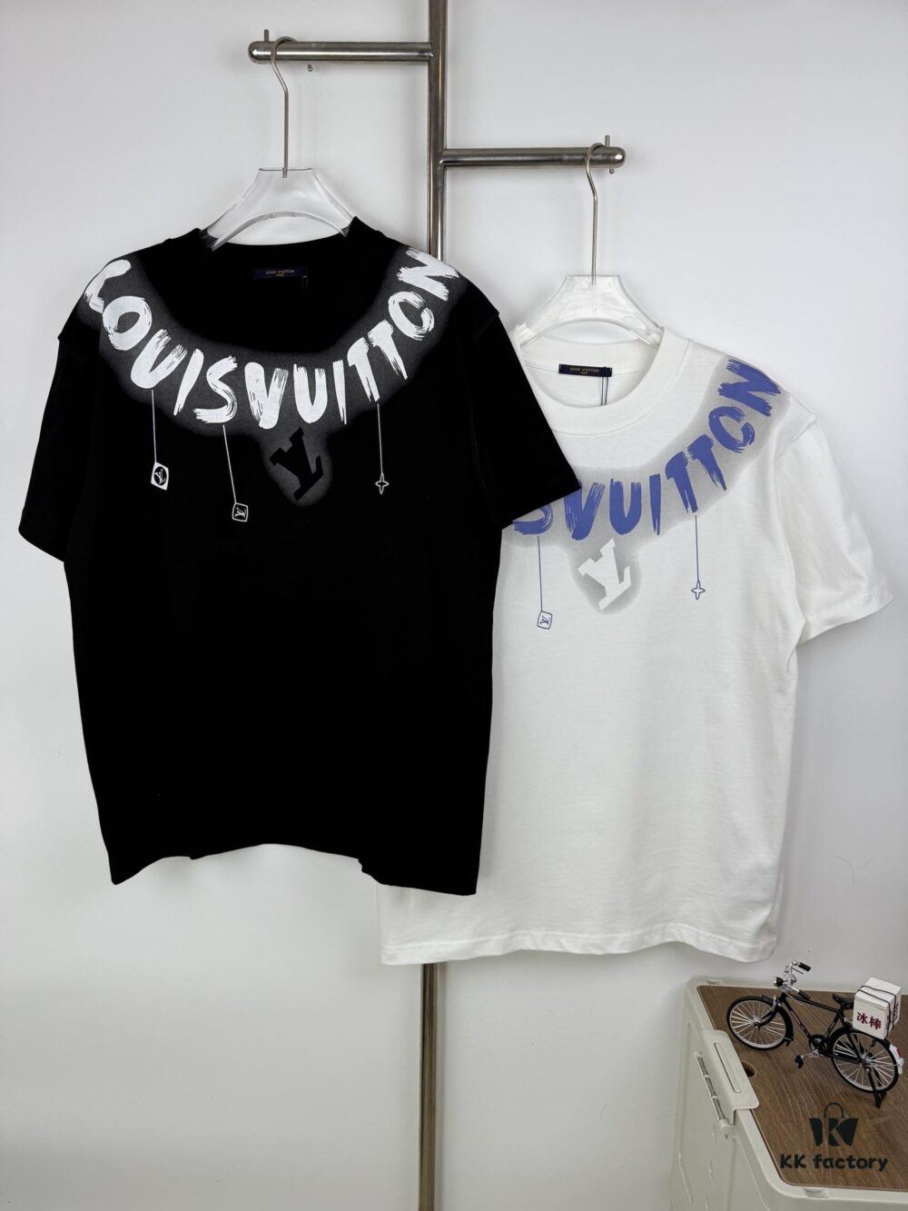 6930f7966e68136f4d9b4218 LOUIS VUITTON Classic Graffiti Print Logo Round Neck Short Sleeve T-Shirt Unisex Couples Style Loose Fit