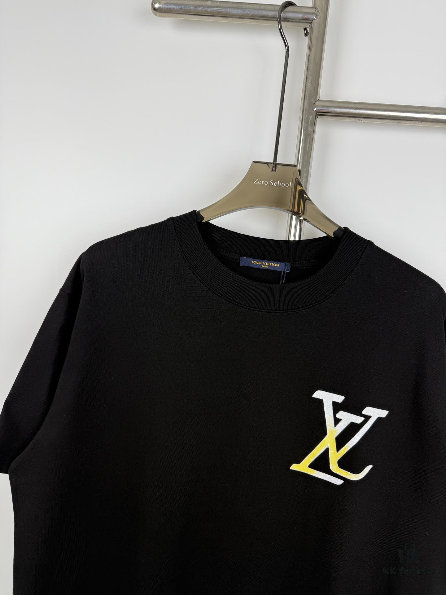 6930f7a26e68136f4d9b4220 Louis Vuitton 24SS Runway Exclusive LV Logo Hand-Drawn Graffiti Digital Print Crew Neck Short Sleeve T-Shirt