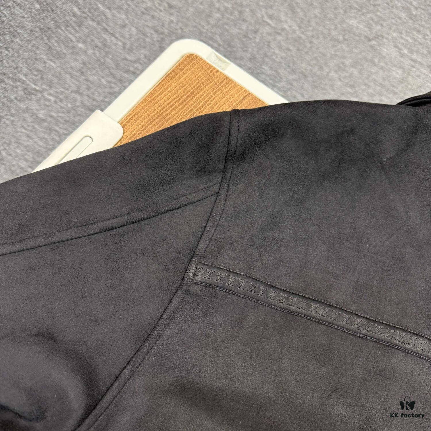 6930f7e36e68136f4d9b4260 New Arrival 1V Louis 24FW Autumn/Winter Imported Suede Velvet Textured Fashion Notch Collar Jacket