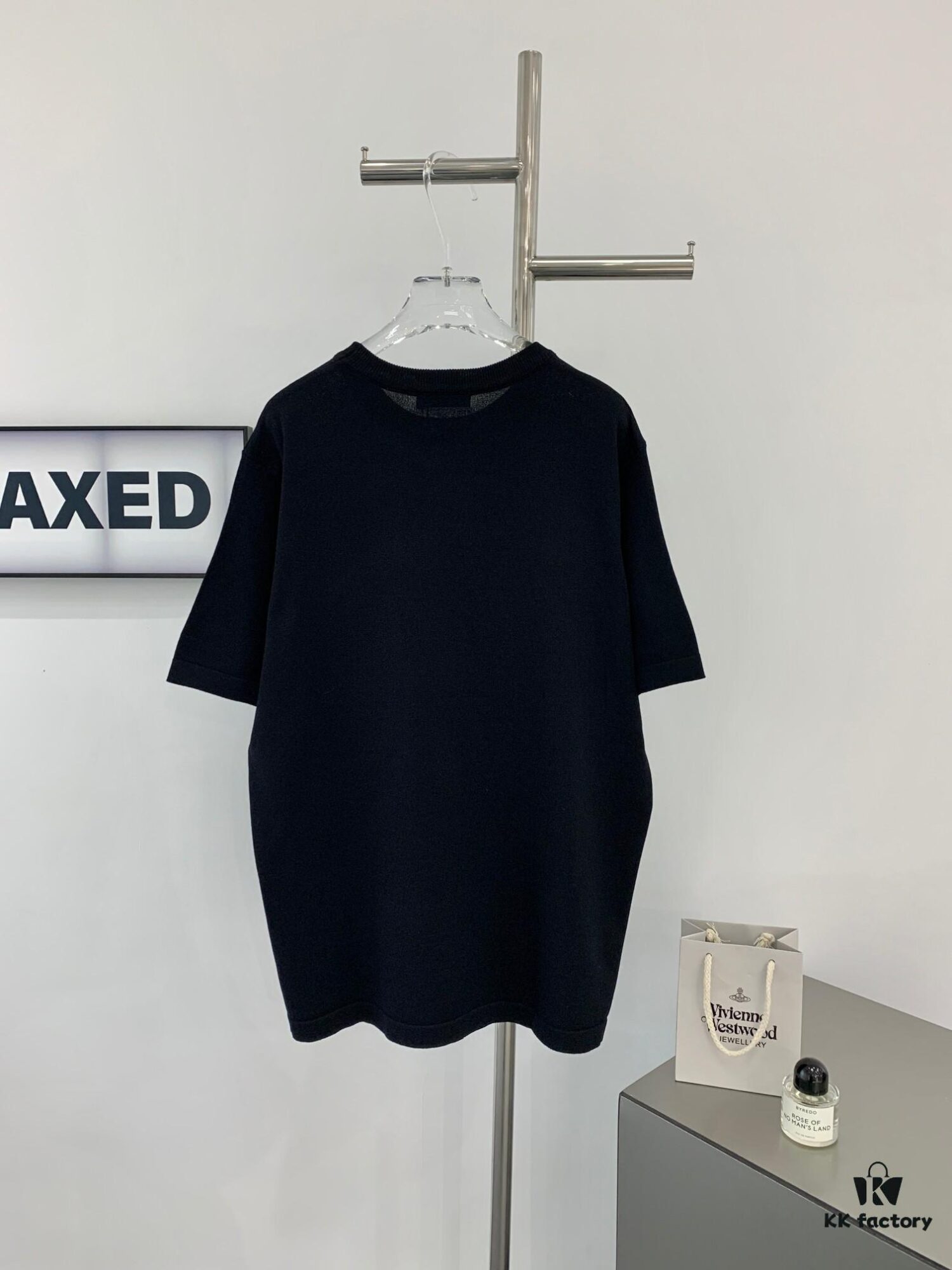 6930f8ec6e68136f4d9b4386 New Louis Vuitton LV 2023 Spring Heart Knit Short-Sleeve Unisex Top