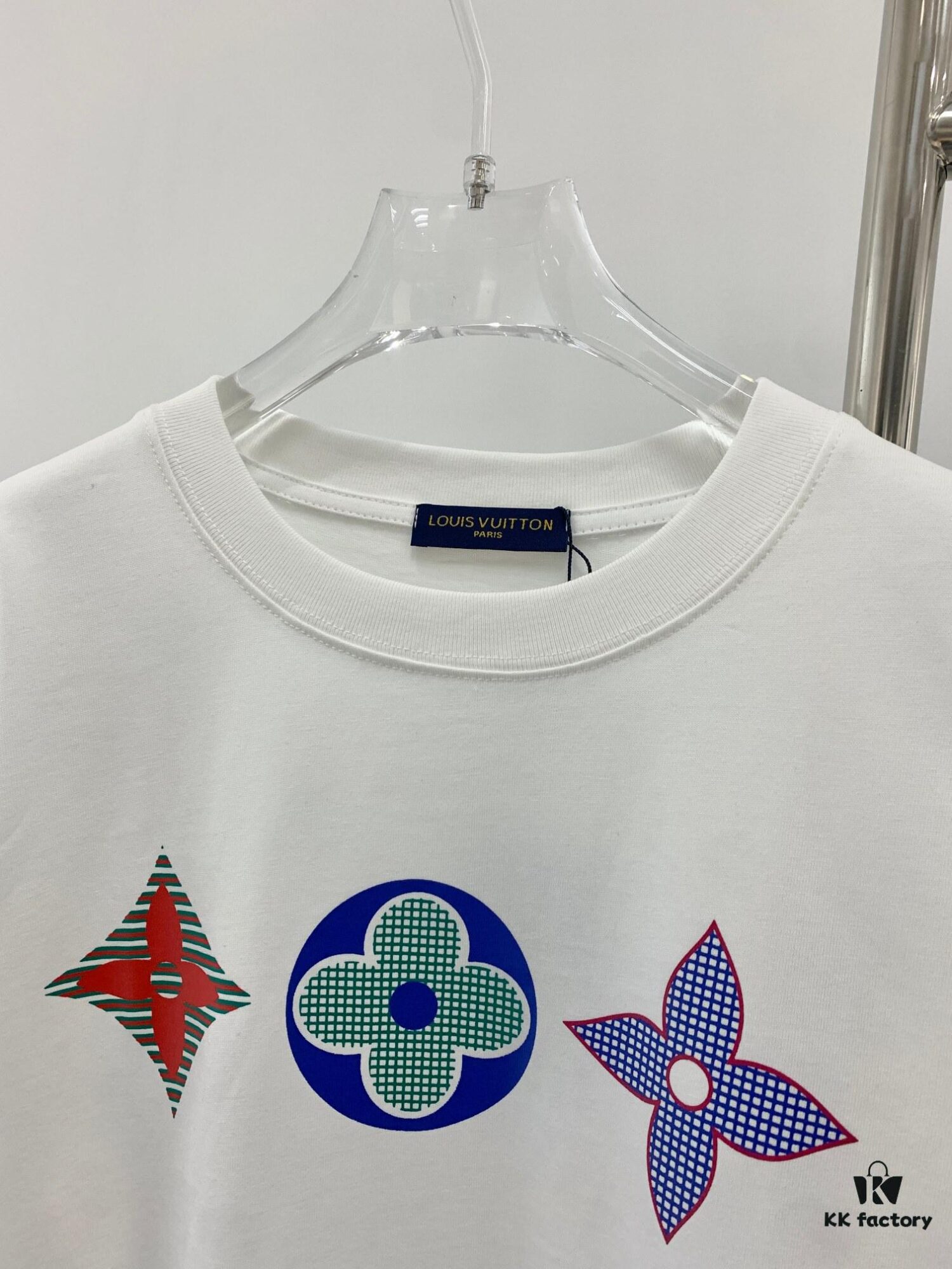 6930f8fb6e68136f4d9b439a New Arrival LOUIS VUITTON LV Chest Tricolor Flower Logo Printed Short Sleeve T-Shirt