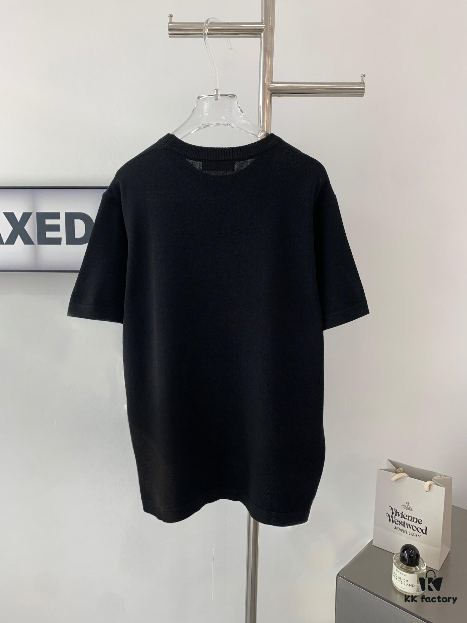 6930f8fe6e68136f4d9b43a1 New Louis Vuitton Unisex Black and White Portrait Knit Short Sleeve T-Shirt