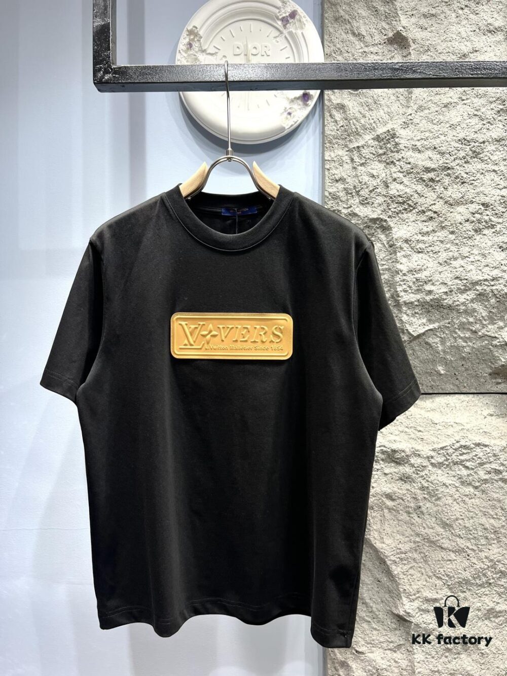6930fb1d6e68136f4d9b464b Louis Vuitton Signature Leather Patch Short Sleeve T-Shirt