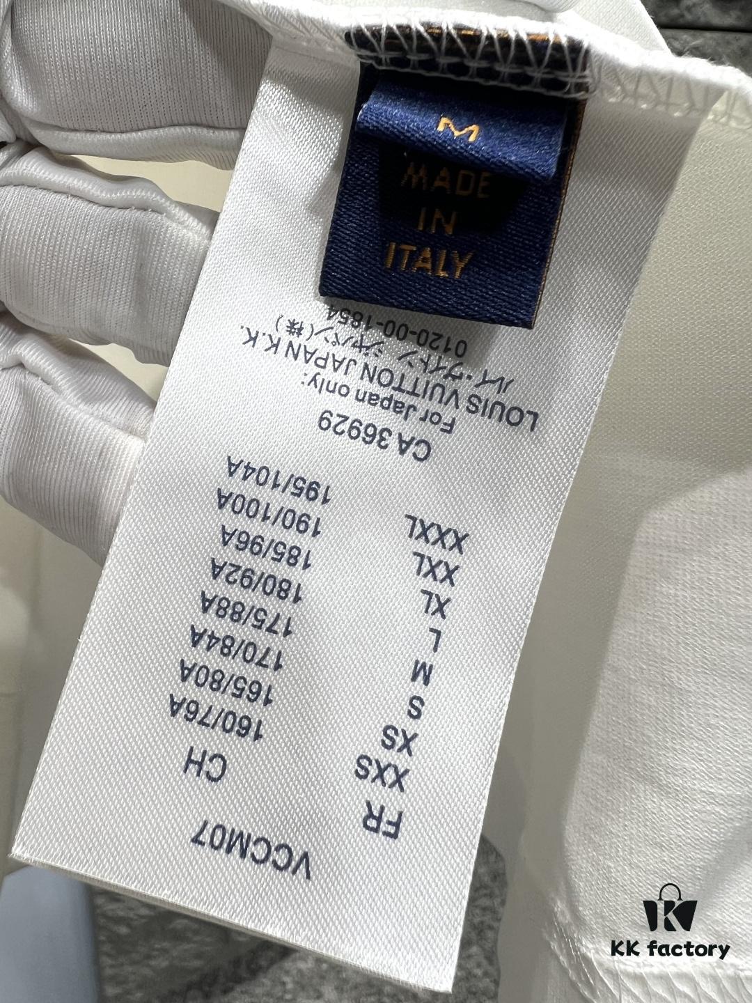 6930fb1e6e68136f4d9b464c Louis Vuitton Short Sleeve T-Shirt with Leather Patch Signature Detail