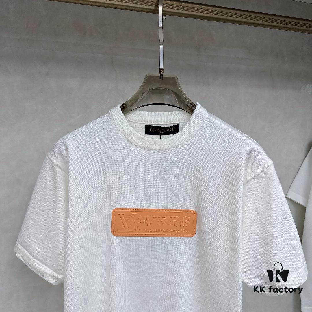 6930fb766e68136f4d9b46a5 LV Louis Vuitton Embossed Leather Patch Knitted Short-Sleeve T-Shirt