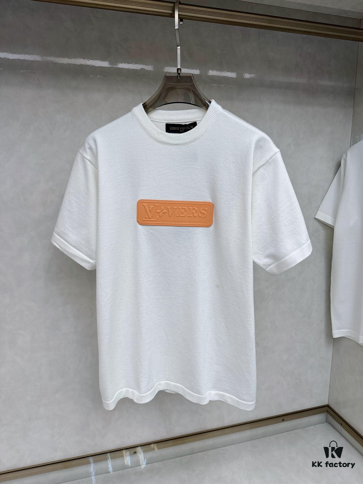 6930fb776e68136f4d9b46a7 LV Louis Vuitton Embossed Leather Patch Knitted Short-Sleeve T-Shirt