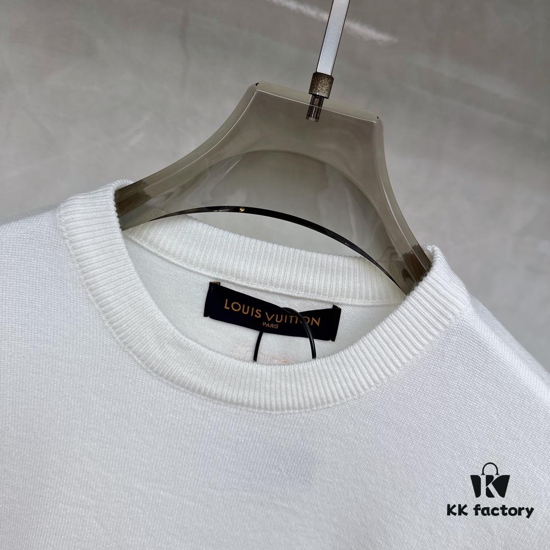 6930fb776e68136f4d9b46a8 LV Louis Vuitton Embossed Leather Patch Knitted Short-Sleeve T-Shirt