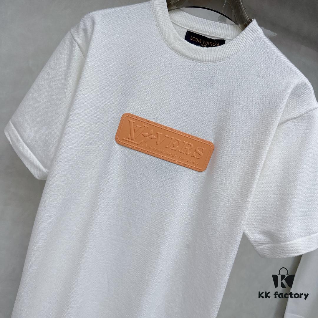 6930fb786e68136f4d9b46a9 LV Louis Vuitton Embossed Leather Patch Knitted Short-Sleeve T-Shirt