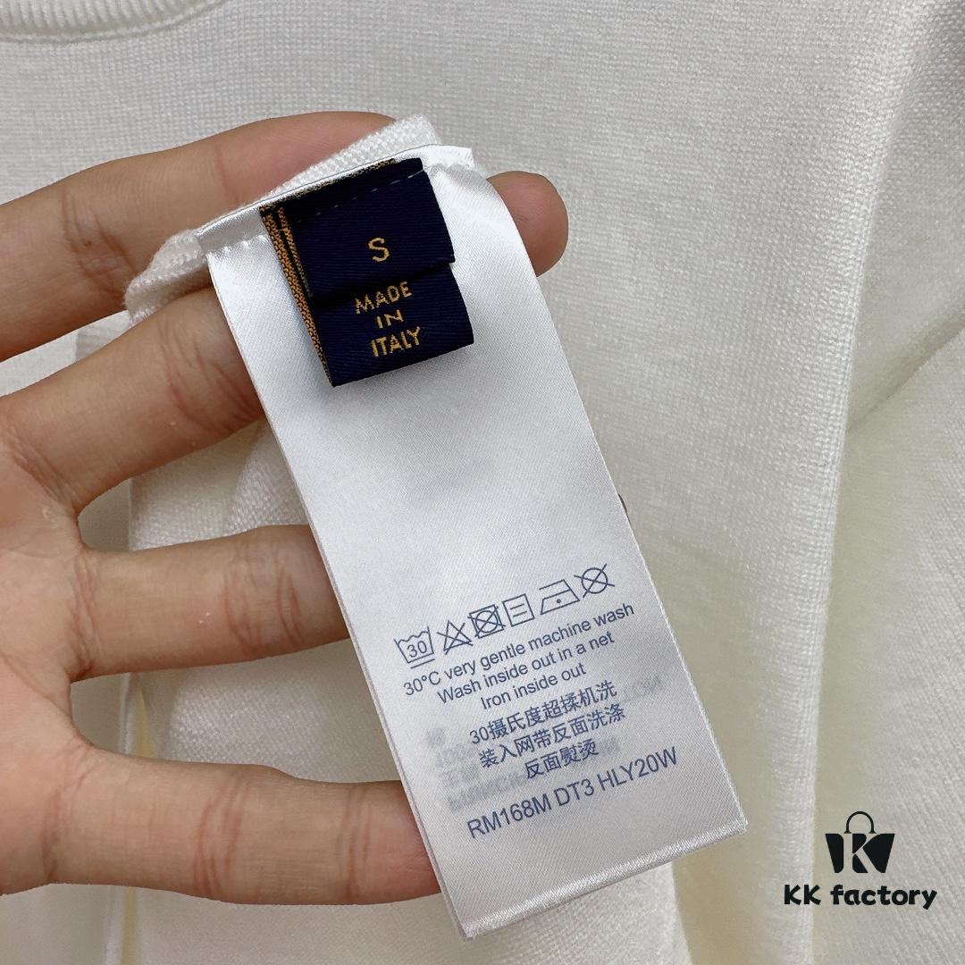 6930fb7b6e68136f4d9b46ab LV Louis Vuitton Embossed Leather Patch Knitted Short-Sleeve T-Shirt