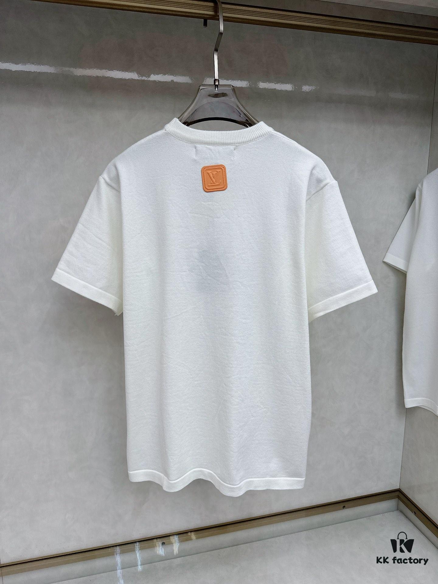 6930fb7c6e68136f4d9b46ad LV Louis Vuitton Embossed Leather Patch Knitted Short-Sleeve T-Shirt