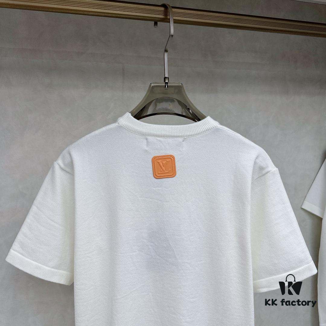 6930fb7d6e68136f4d9b46af LV Louis Vuitton Embossed Leather Patch Knitted Short-Sleeve T-Shirt