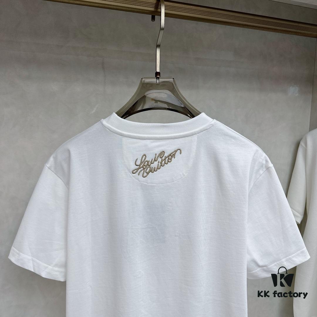 6930fb826e68136f4d9b46b5 LV 2025 SS New Arrival Short Sleeve T-Shirt, Stylish and Minimalist Design