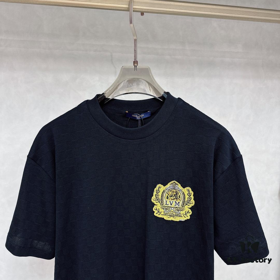6930fb8b6e68136f4d9b46bf LV 2025 SS New Arrival Short Sleeve T-Shirt, Fashionable and Stylish, Minimalist Versatile Design
