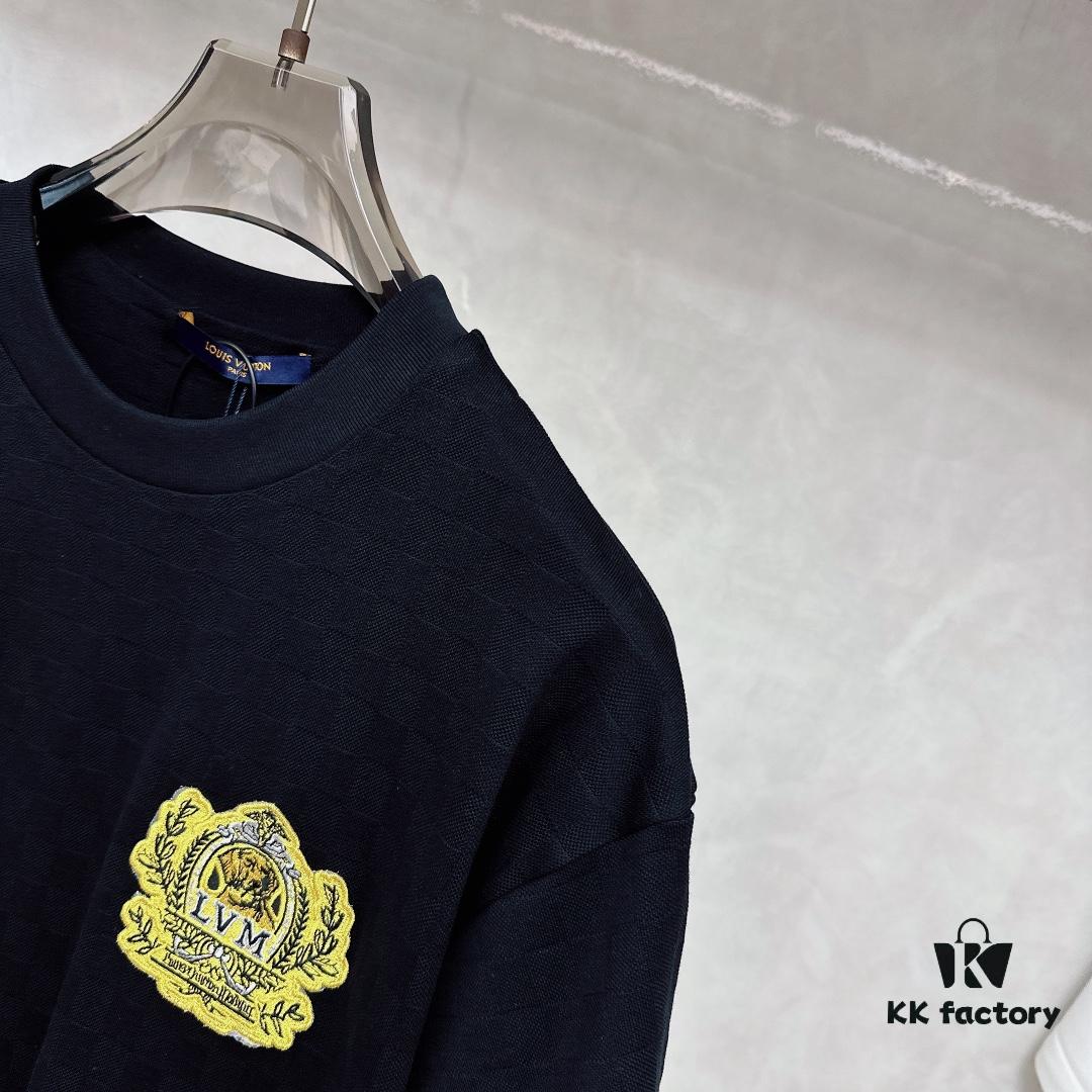 6930fb8c6e68136f4d9b46c0 LV 2025 SS New Arrival Short Sleeve T-Shirt, Fashionable and Stylish, Minimalist Versatile Design