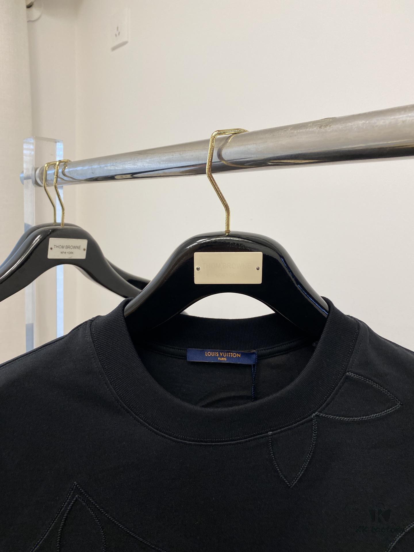 6930fb9c6e68136f4d9b46d0 Louis Vuitton 2025 Newest Short-Sleeve T-Shirt, Stylish and Fashionable, Top-Quality Digital Positioning Embroidered Logo, Simple and Versatile Design