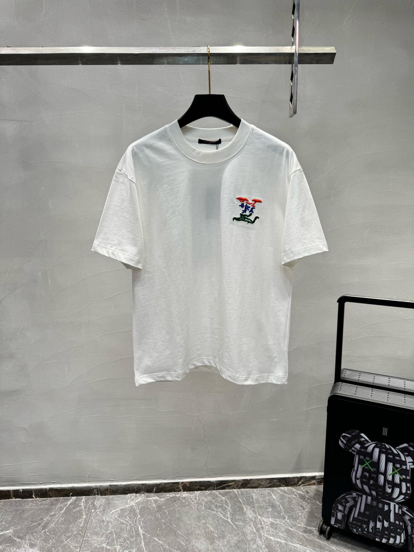 6930fbaa6e68136f4d9b46dd LVPAI 25SS New Round Neck T-Shirt! Must-Have for Fashion Enthusiasts! Colorful Embroidered Letters, Classic Colors Combine for Stylish and Trendy Look. Youthful and Energetic Overall Appearance! Crafted from 280g Cotton, Offers Exceptional Comfort in Wear and Touch, With Fine and Textured Hand Feel!