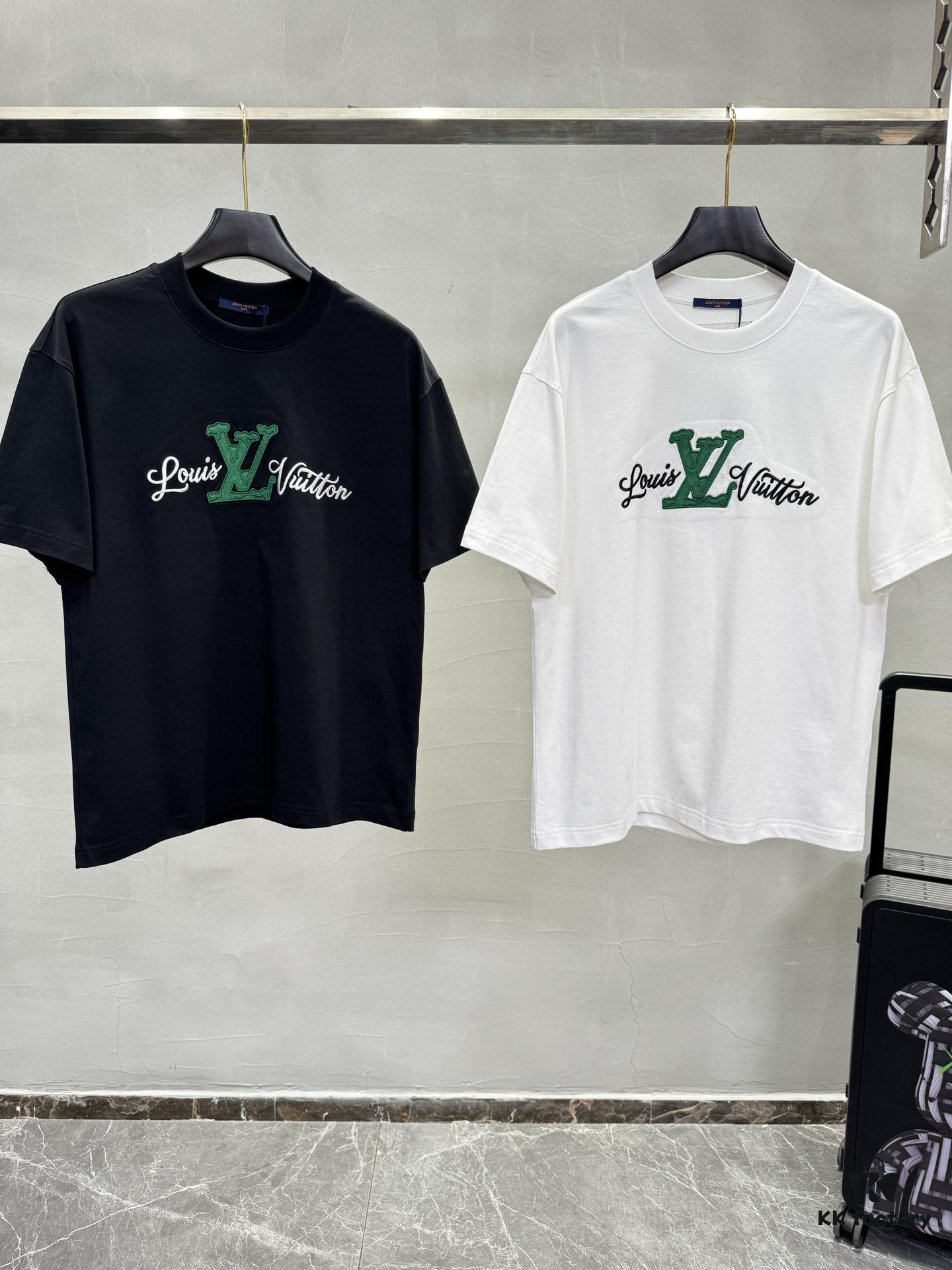 6930fbb16e68136f4d9b46e3 Lv Pai 25SS New Arrival Round Neck T-Shirt! Must-Have for Fashion Enthusiasts! Custom Brand Letter Embossed Rubber Print on Chest. Classic Color Combination, Stylish and Attractive. Youthful and Energetic Overall Look! Crafted from 280g Cotton Fabric, Offering Exceptional Comfort and a Soft, Premium Touch.