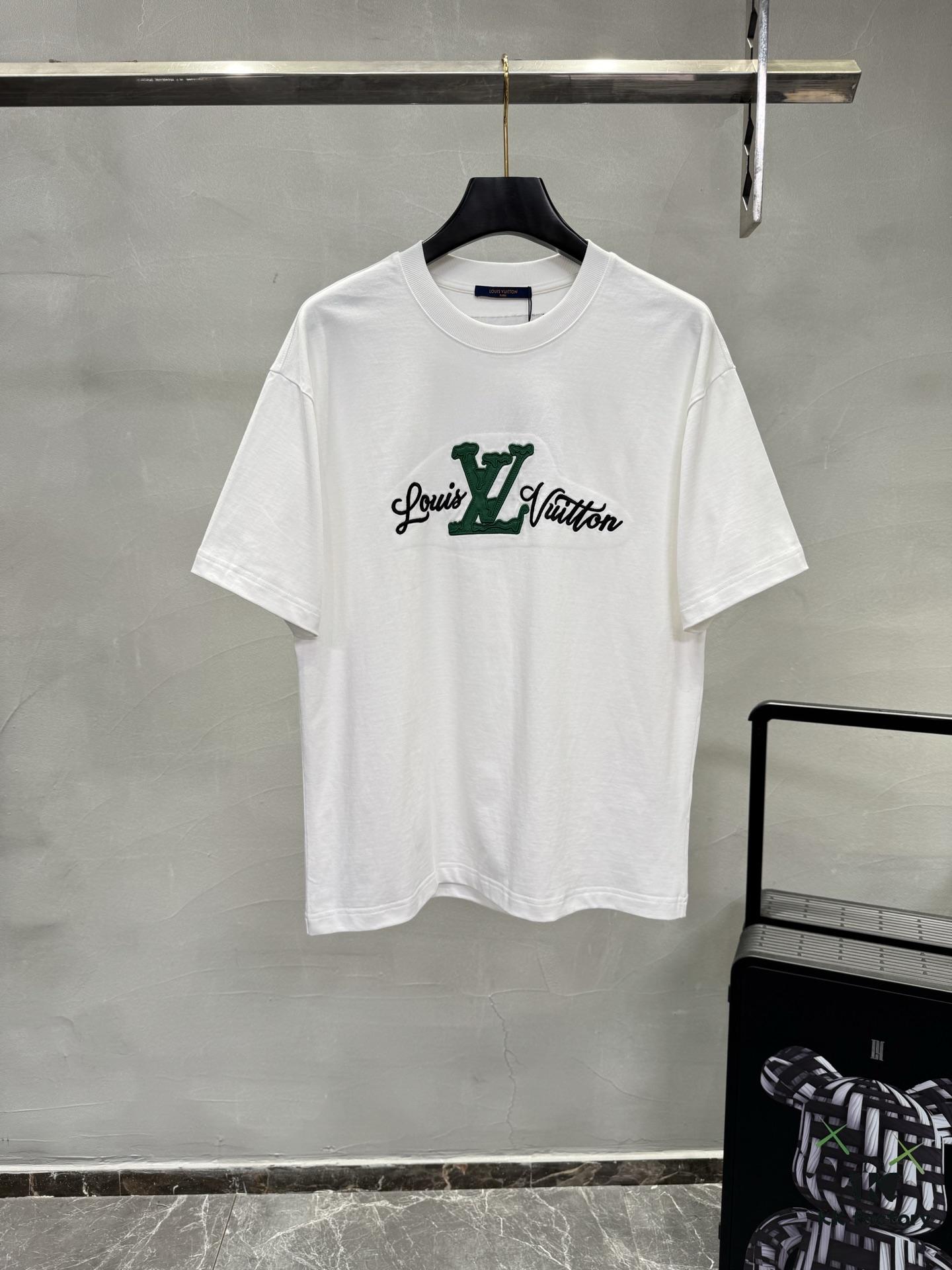 6930fbb16e68136f4d9b46e4 Lv Pai 25SS New Arrival Round Neck T-Shirt! Must-Have for Fashion Enthusiasts! Custom Brand Letter Embossed Rubber Print on Chest. Classic Color Combination, Stylish and Attractive. Youthful and Energetic Overall Look! Crafted from 280g Cotton Fabric, Offering Exceptional Comfort and a Soft, Premium Touch.