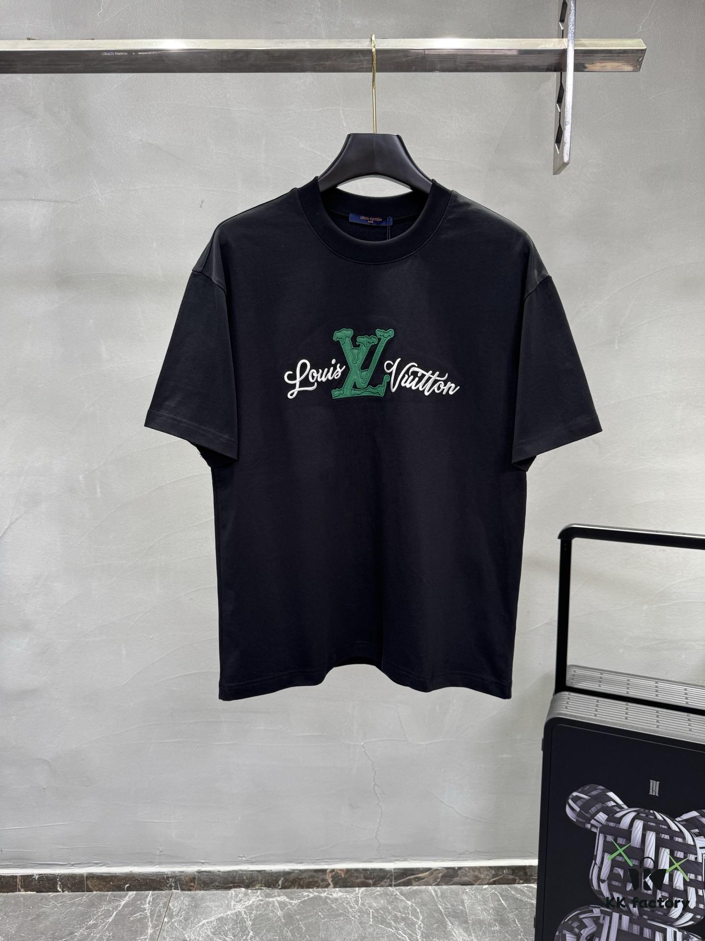6930fbb26e68136f4d9b46e6 Lv Pai 25SS New Arrival Round Neck T-Shirt! Must-Have for Fashion Enthusiasts! Custom Brand Letter Embossed Rubber Print on Chest. Classic Color Combination, Stylish and Attractive. Youthful and Energetic Overall Look! Crafted from 280g Cotton Fabric, Offering Exceptional Comfort and a Soft, Premium Touch.