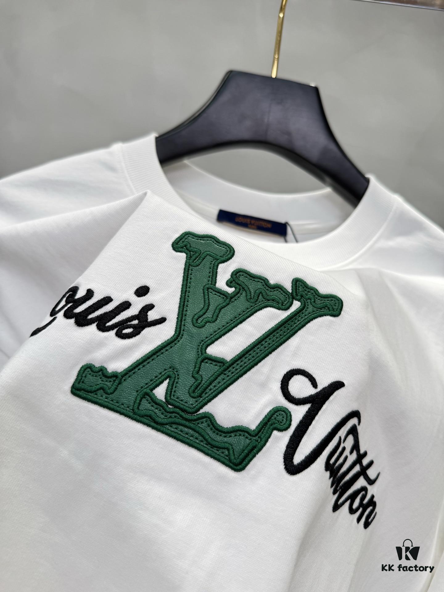 6930fbb36e68136f4d9b46e7 Lv Pai 25SS New Arrival Round Neck T-Shirt! Must-Have for Fashion Enthusiasts! Custom Brand Letter Embossed Rubber Print on Chest. Classic Color Combination, Stylish and Attractive. Youthful and Energetic Overall Look! Crafted from 280g Cotton Fabric, Offering Exceptional Comfort and a Soft, Premium Touch.